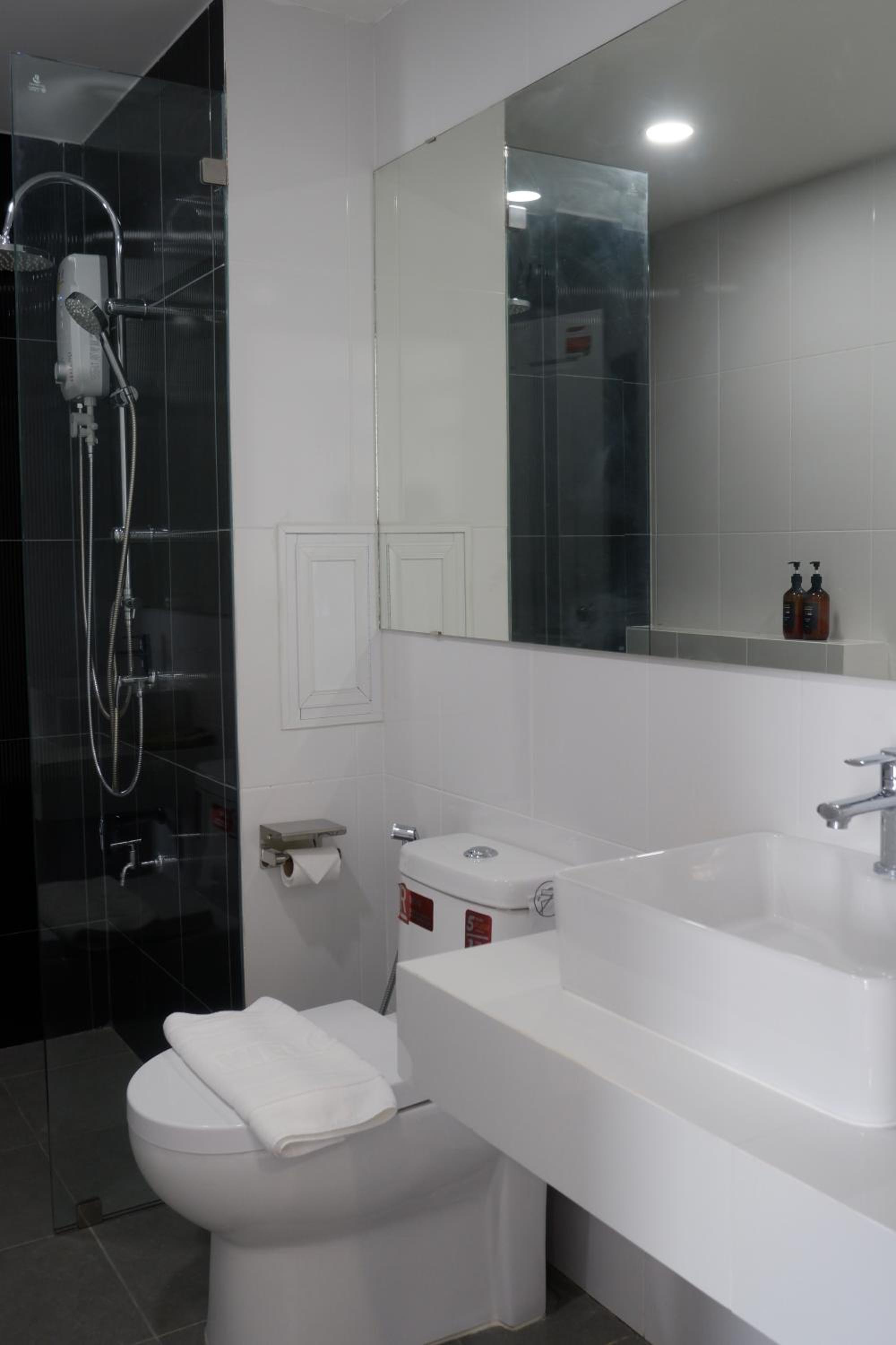 Deluxe King Room - Photo 5