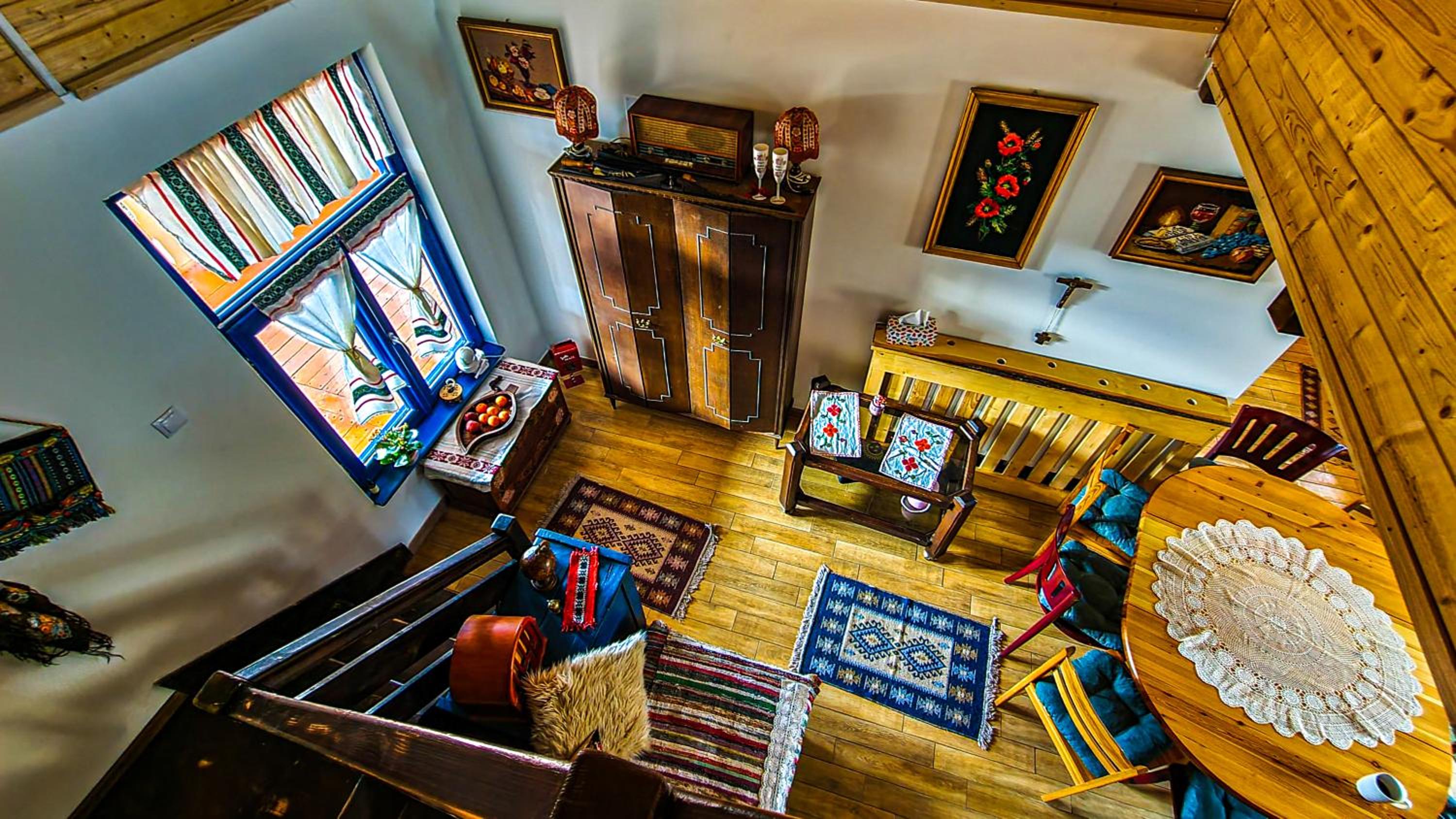 Five-Bedroom House - Photo 2
