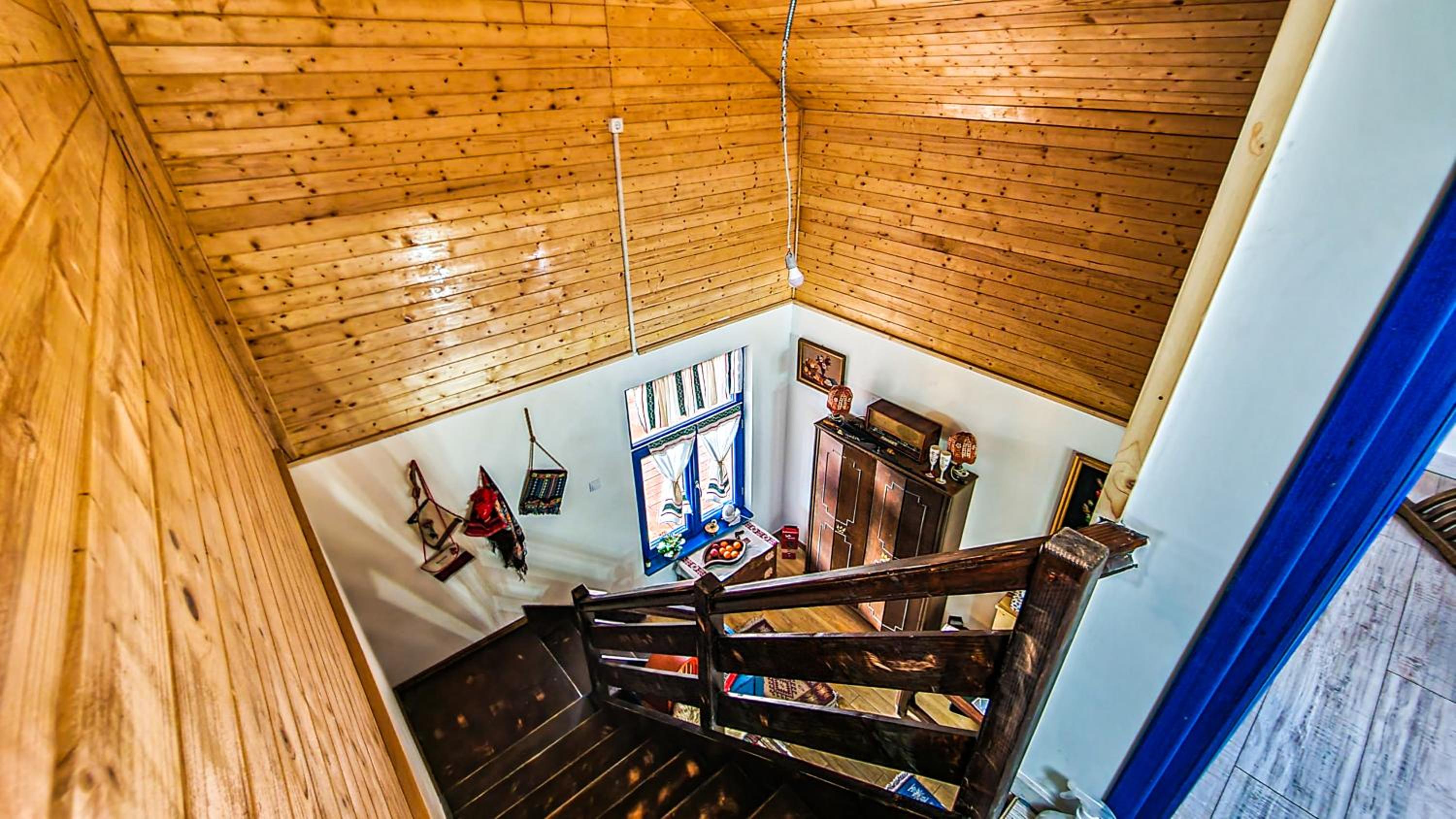 Five-Bedroom House - Photo 3