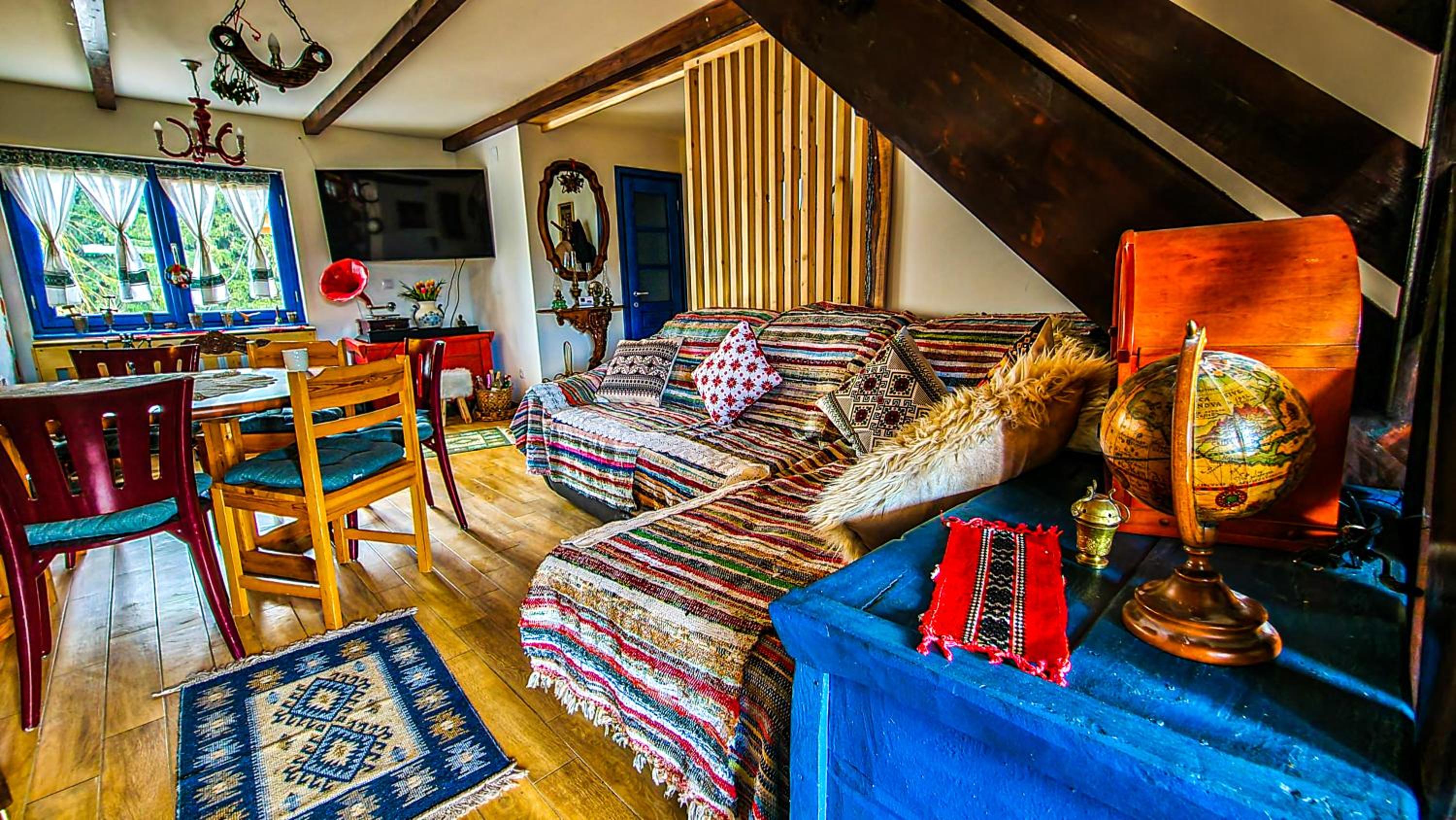 Five-Bedroom House - Photo 7