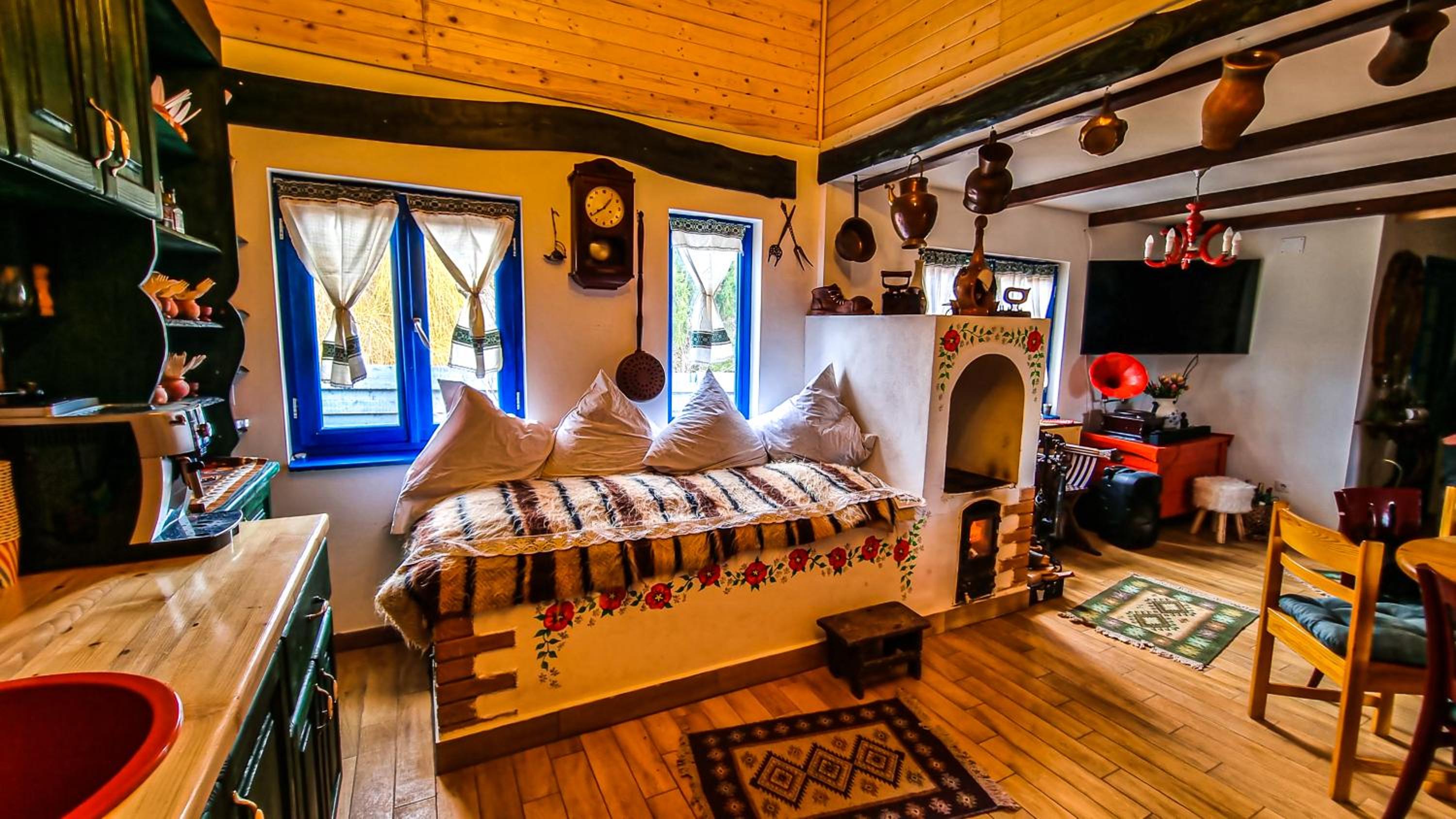 Five-Bedroom House - Photo 9