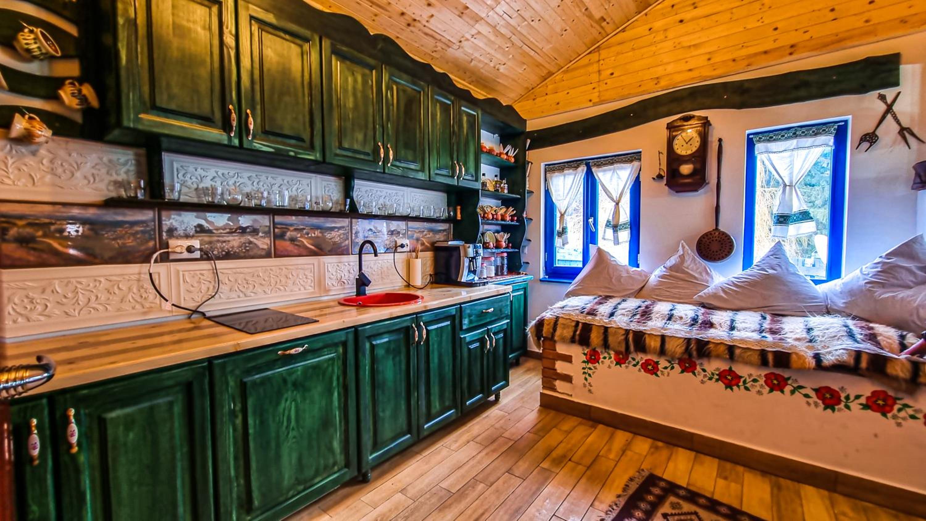 Five-Bedroom House - Photo 10