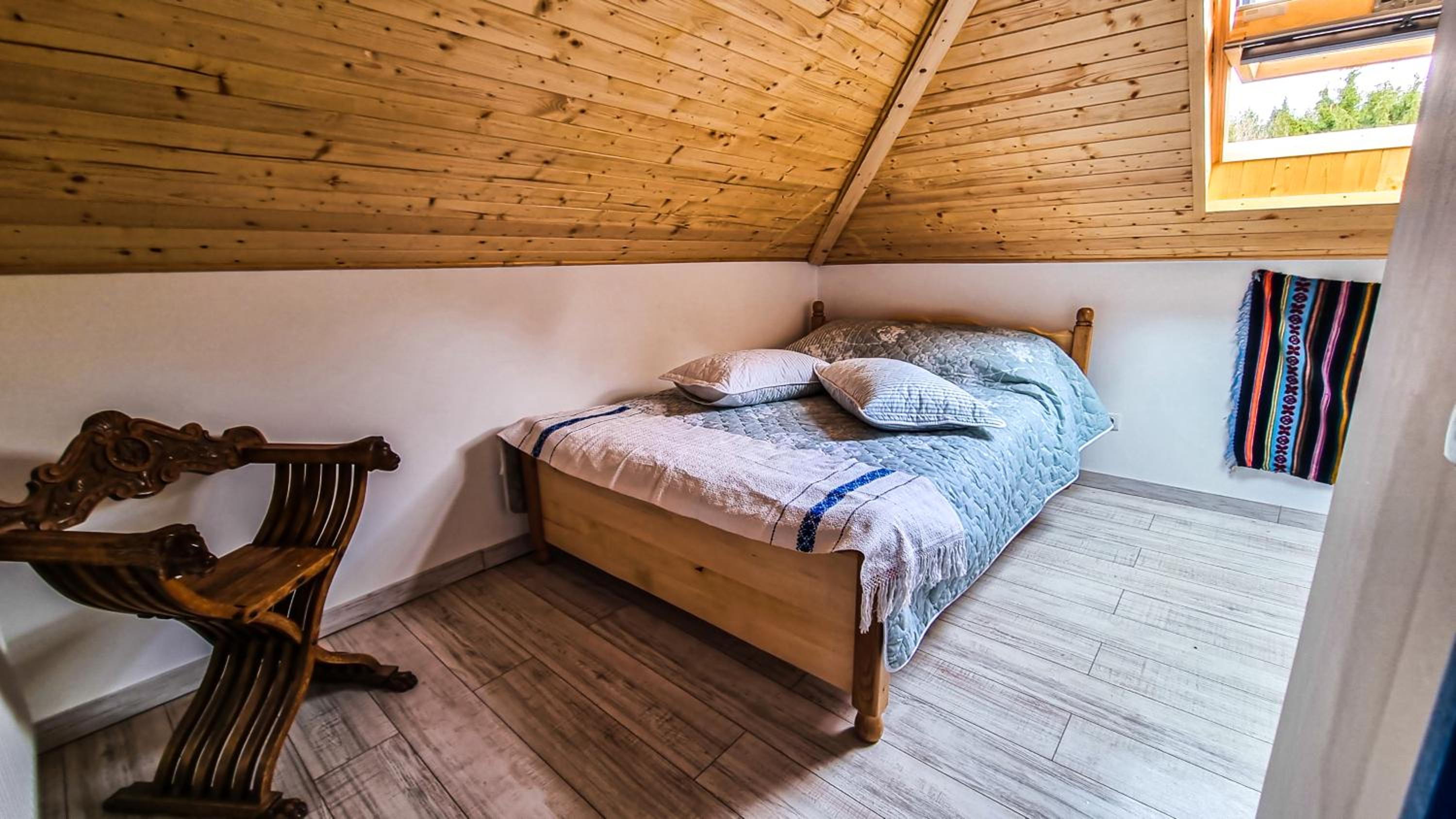 Five-Bedroom House - Photo 28
