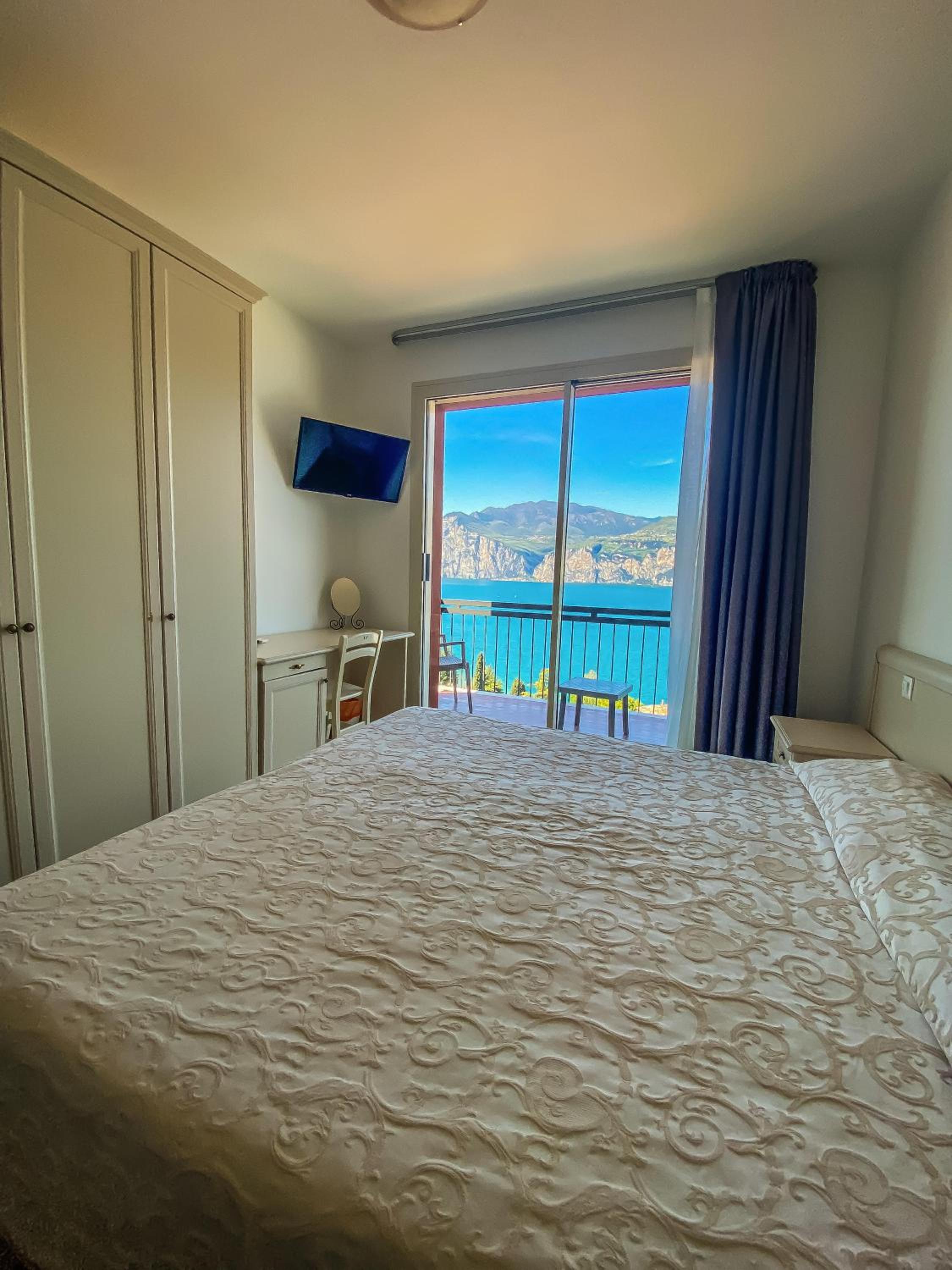Double Room with Private External Bathroom, Balcony and Lake View photo 1