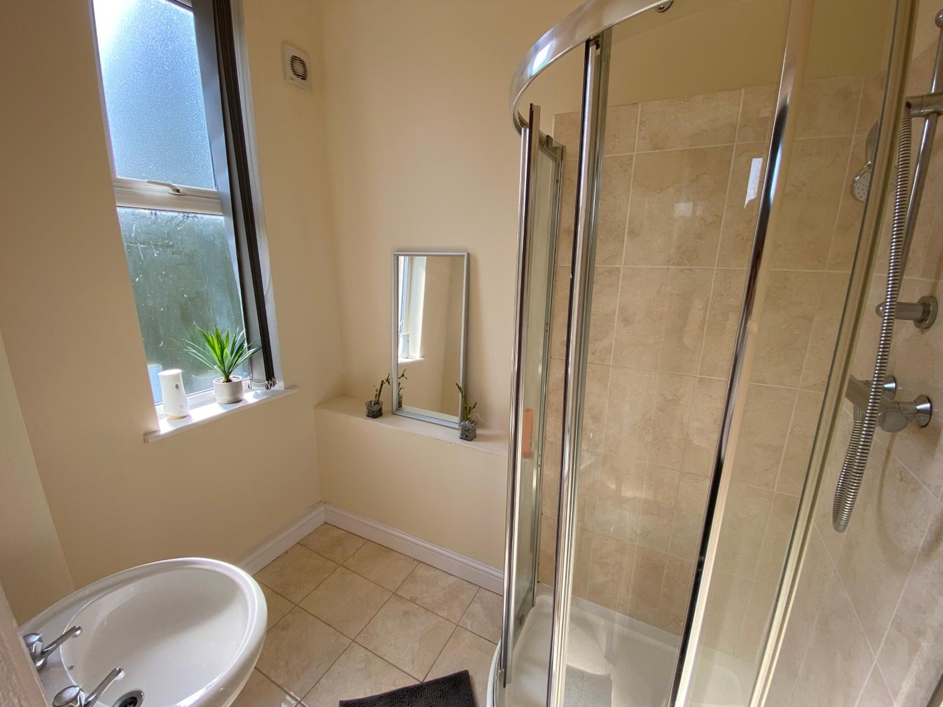 One-Bedroom Apartment - Photo 2