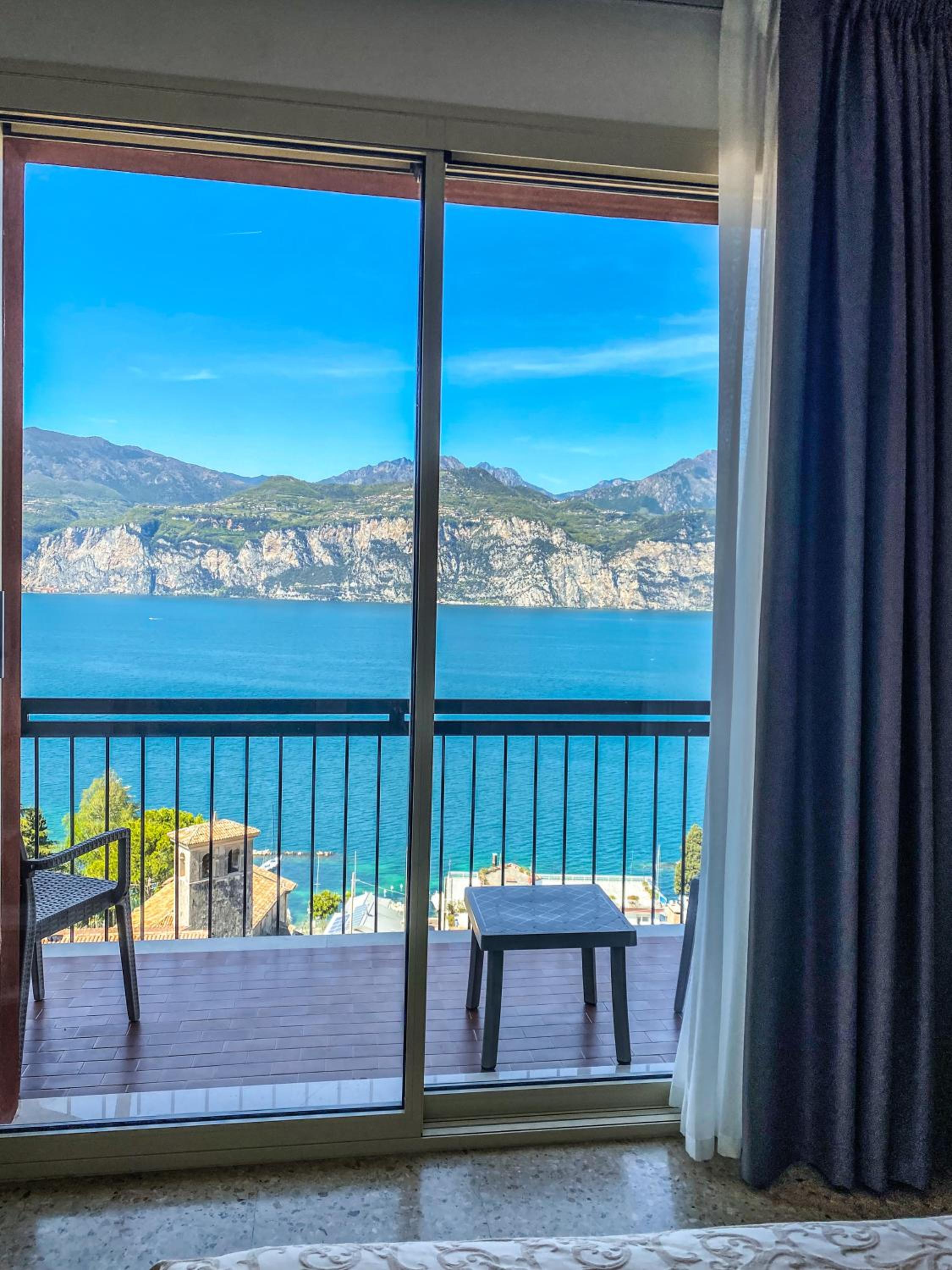 Double Room with Private External Bathroom, Balcony and Lake View photo 3