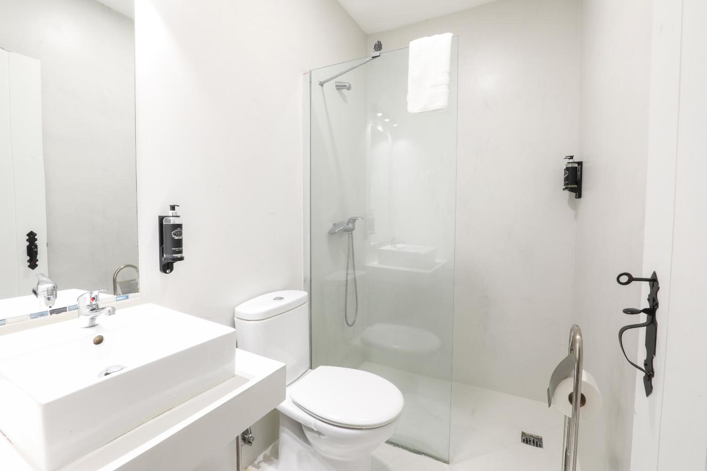 Double Room with Private Bathroom - Photo 33