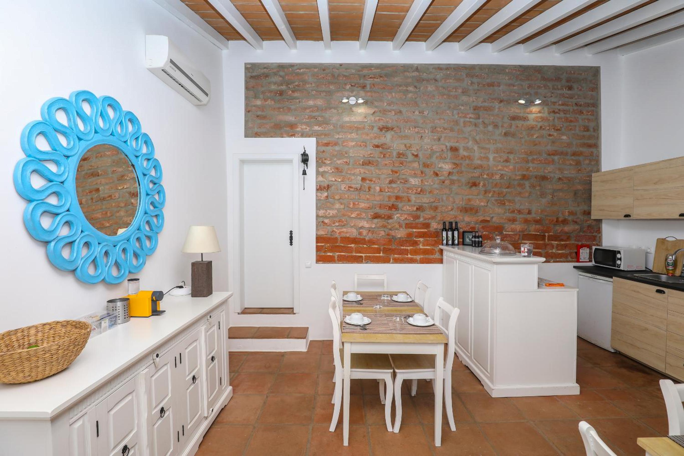 Double Room with Private Bathroom - Photo 28