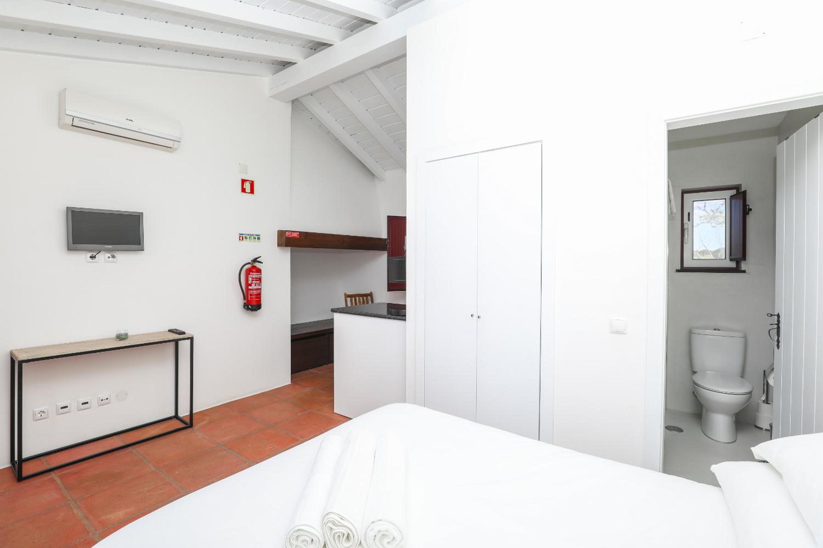 Double Room with Private Bathroom - Photo 42