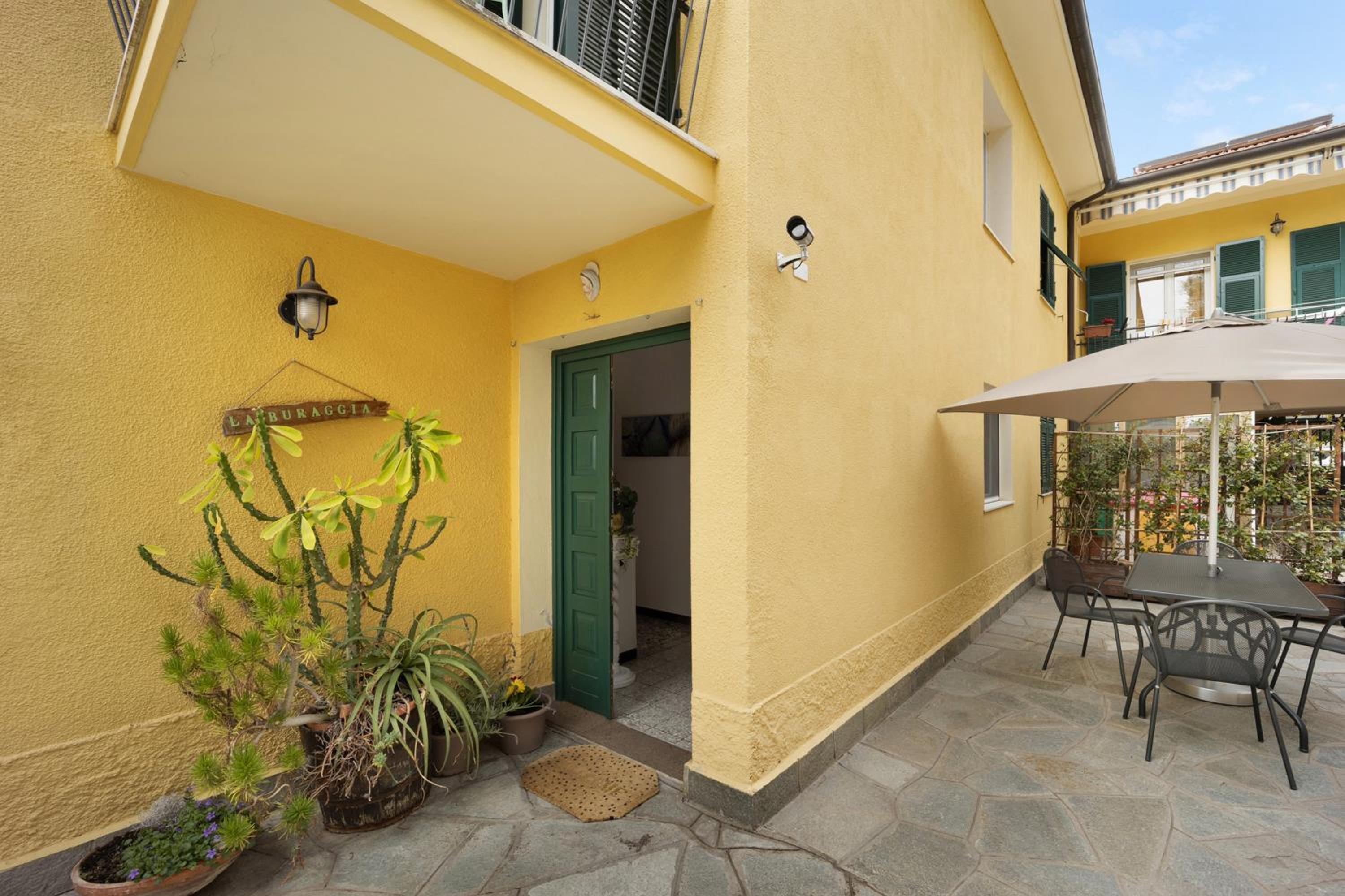Two-Bedroom Deluxe Apartment with Garden View photo 3