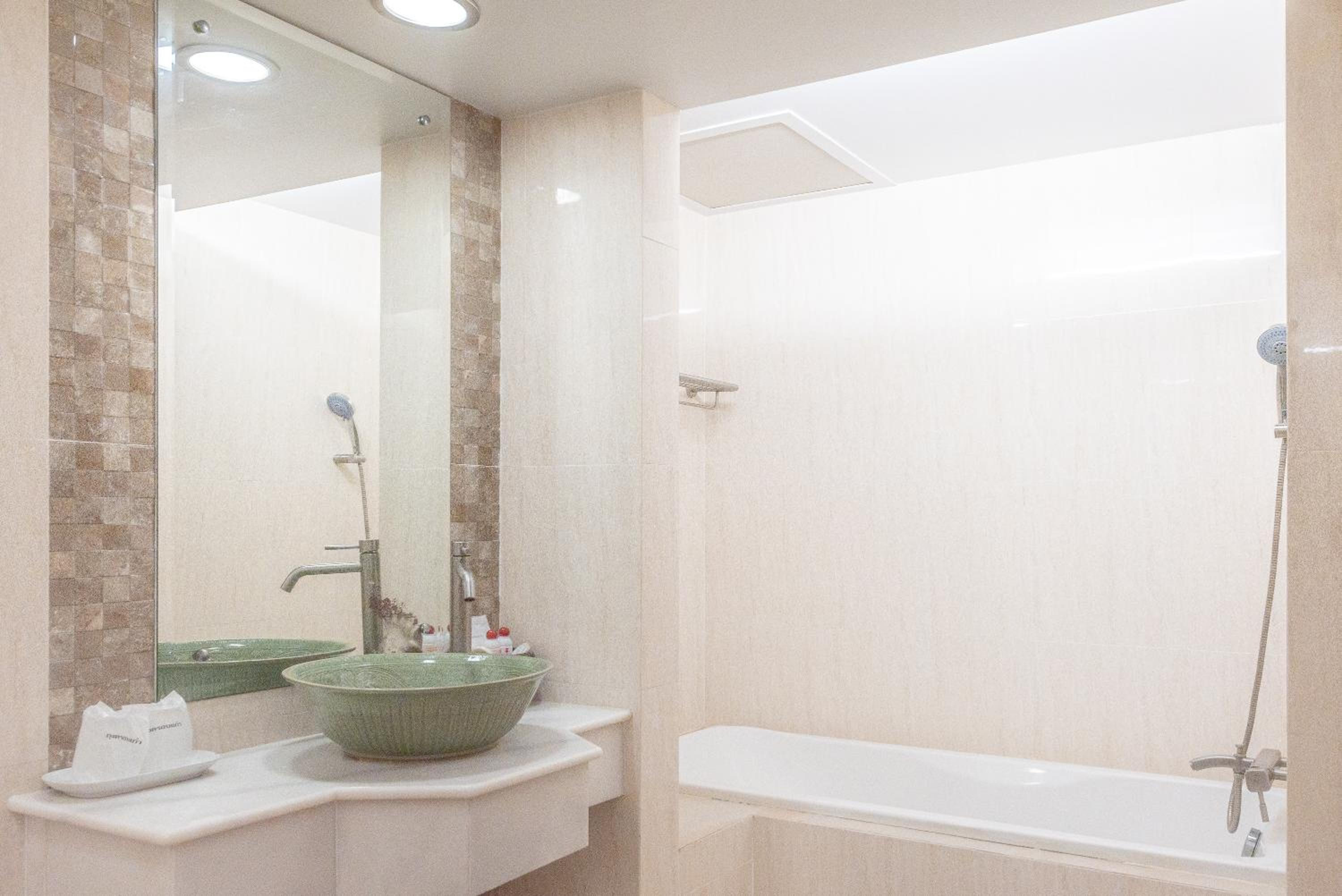 Executive Suite - Photo 16