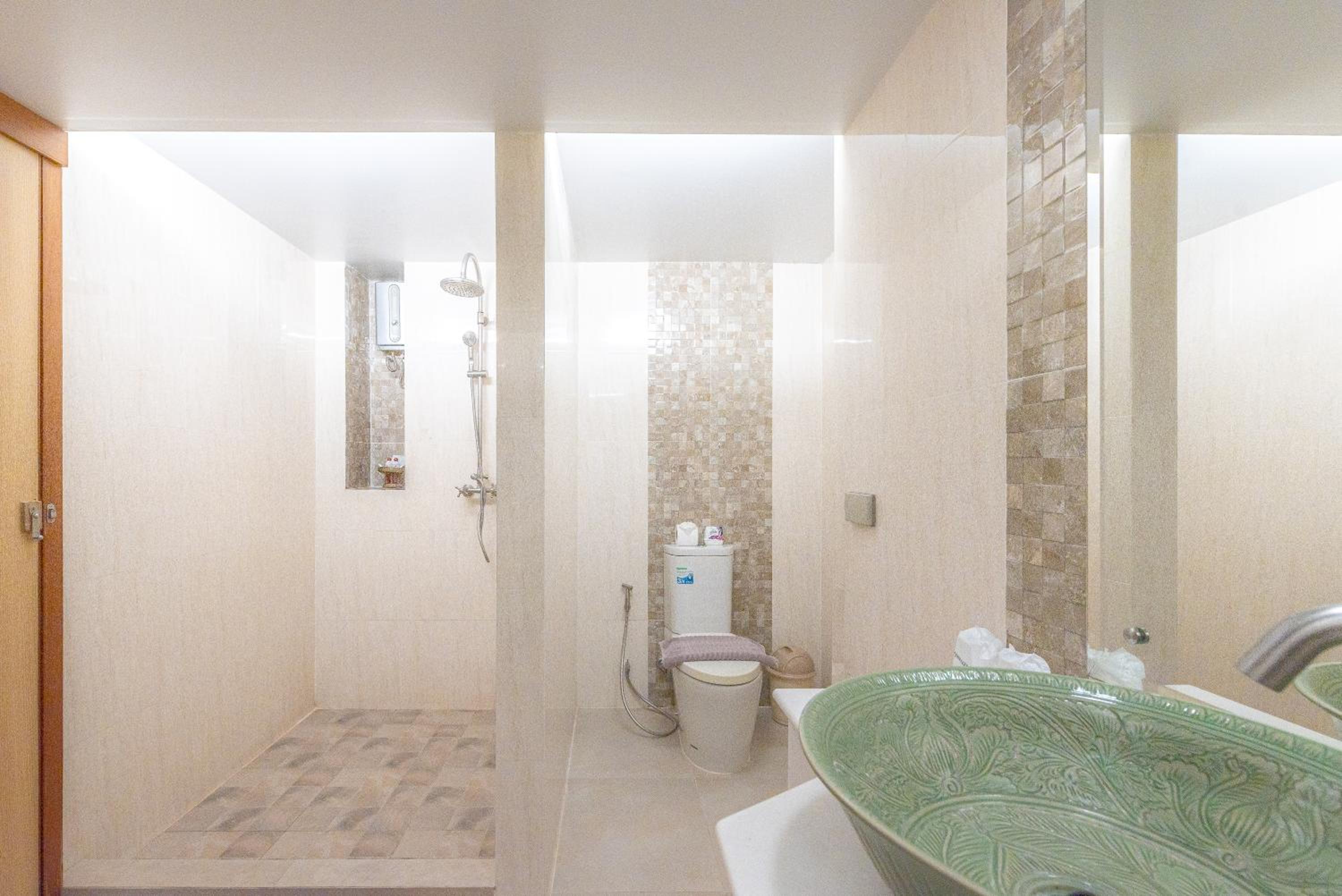 Executive Suite - Photo 17