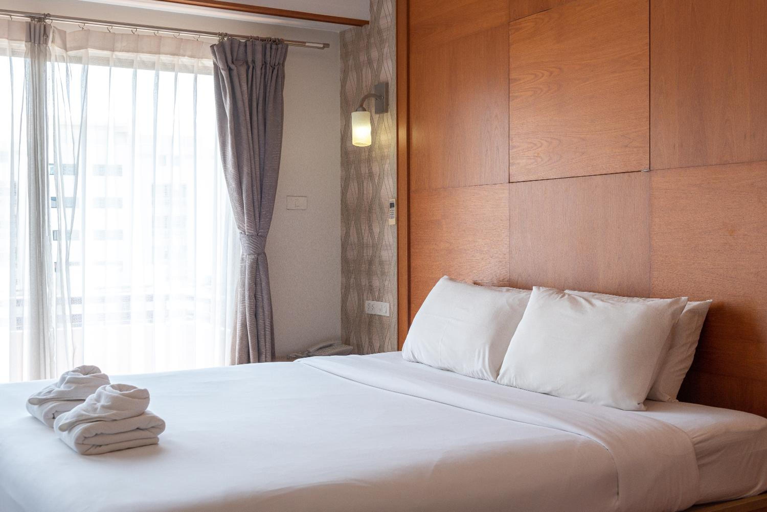 Executive Suite - Photo 10