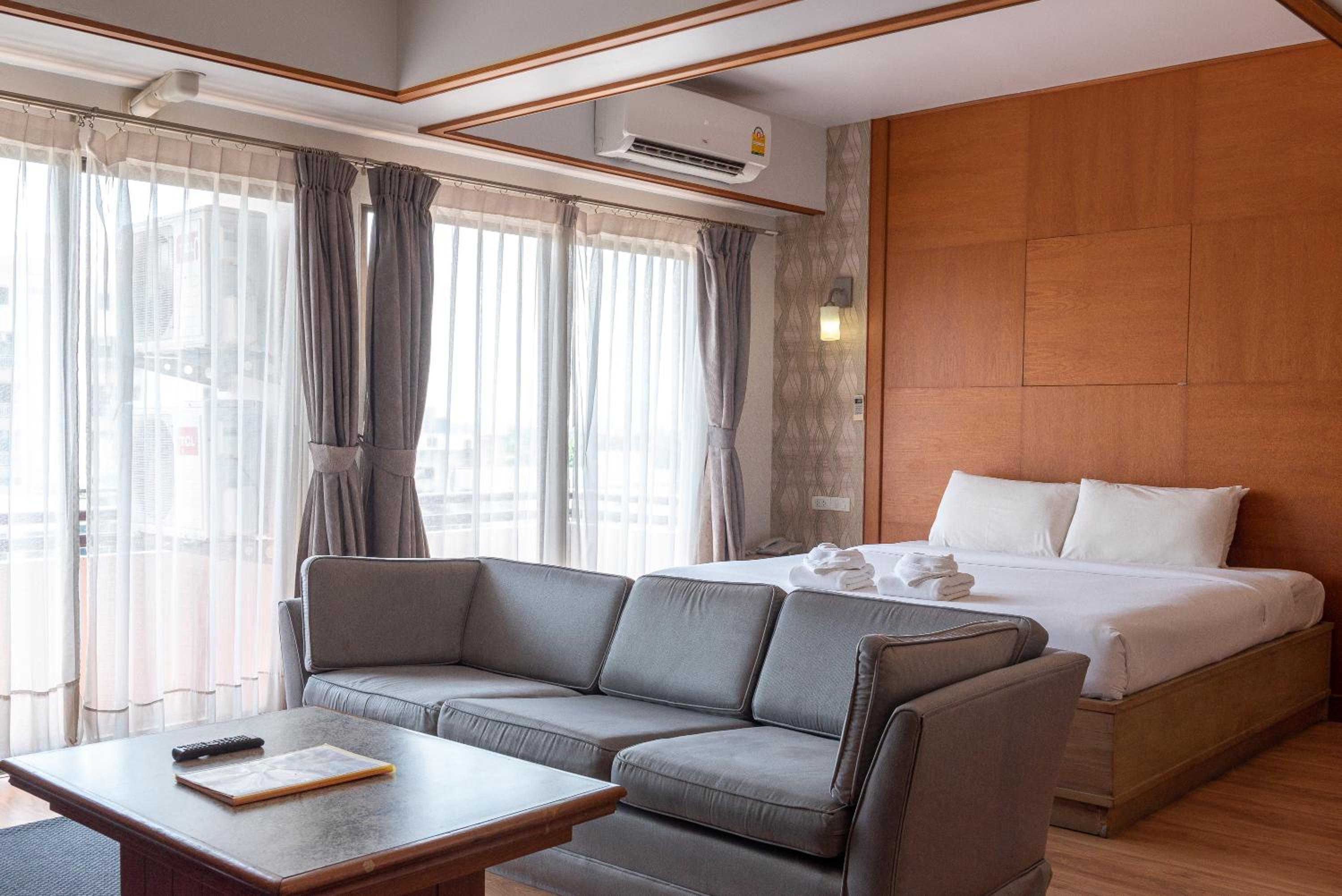 Executive Suite - Photo 4