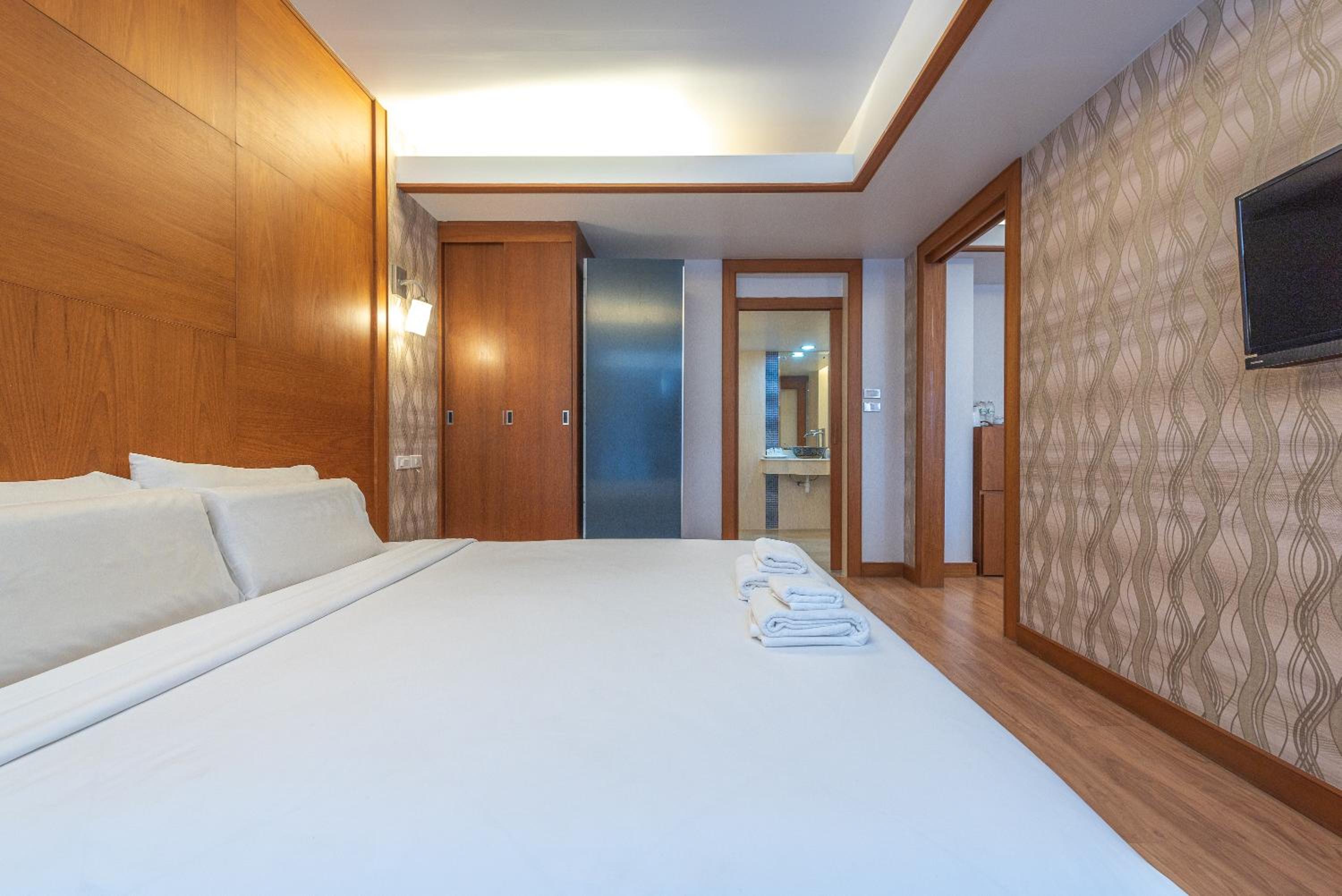 Executive Suite - Photo 11