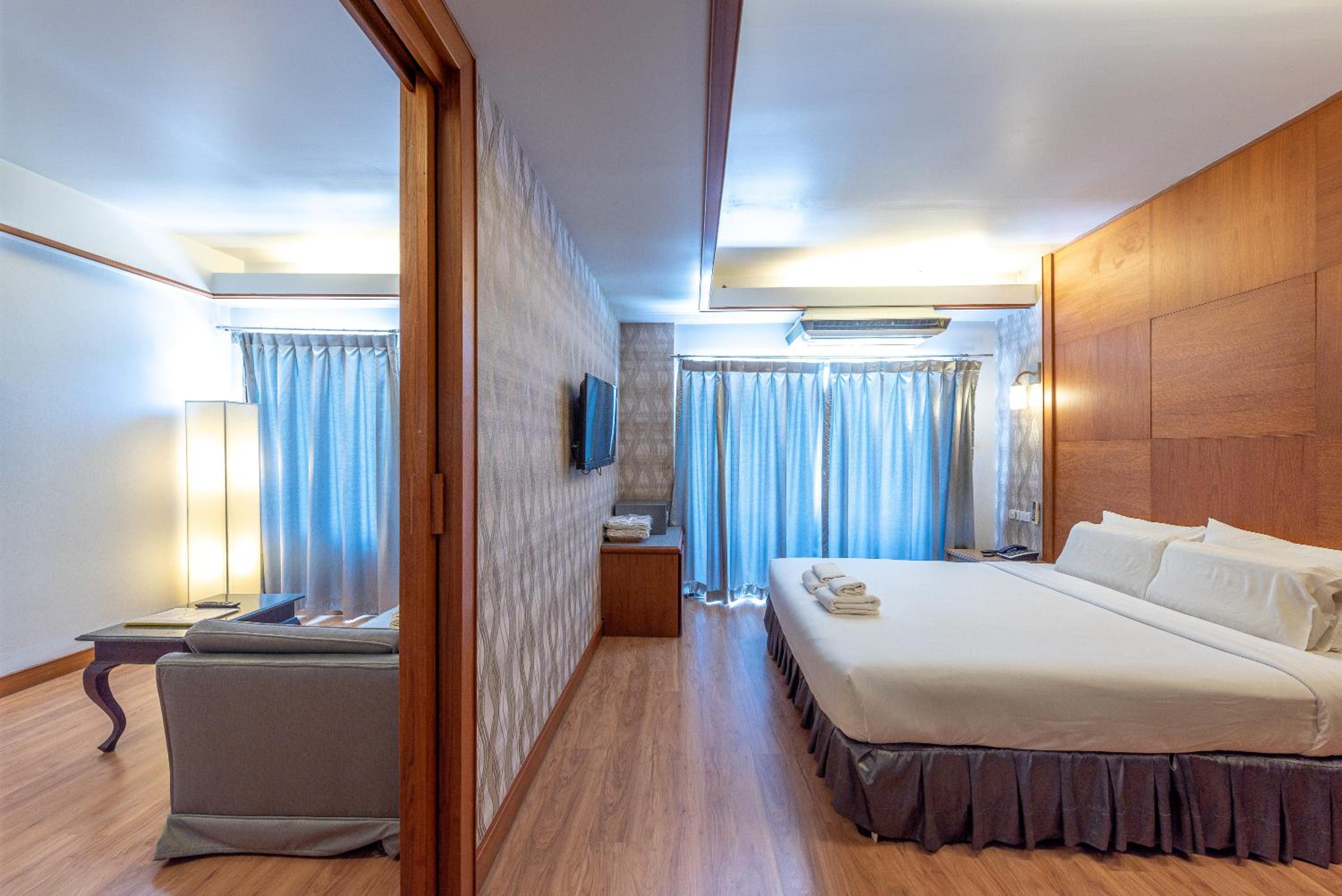 Executive Suite - Photo 6