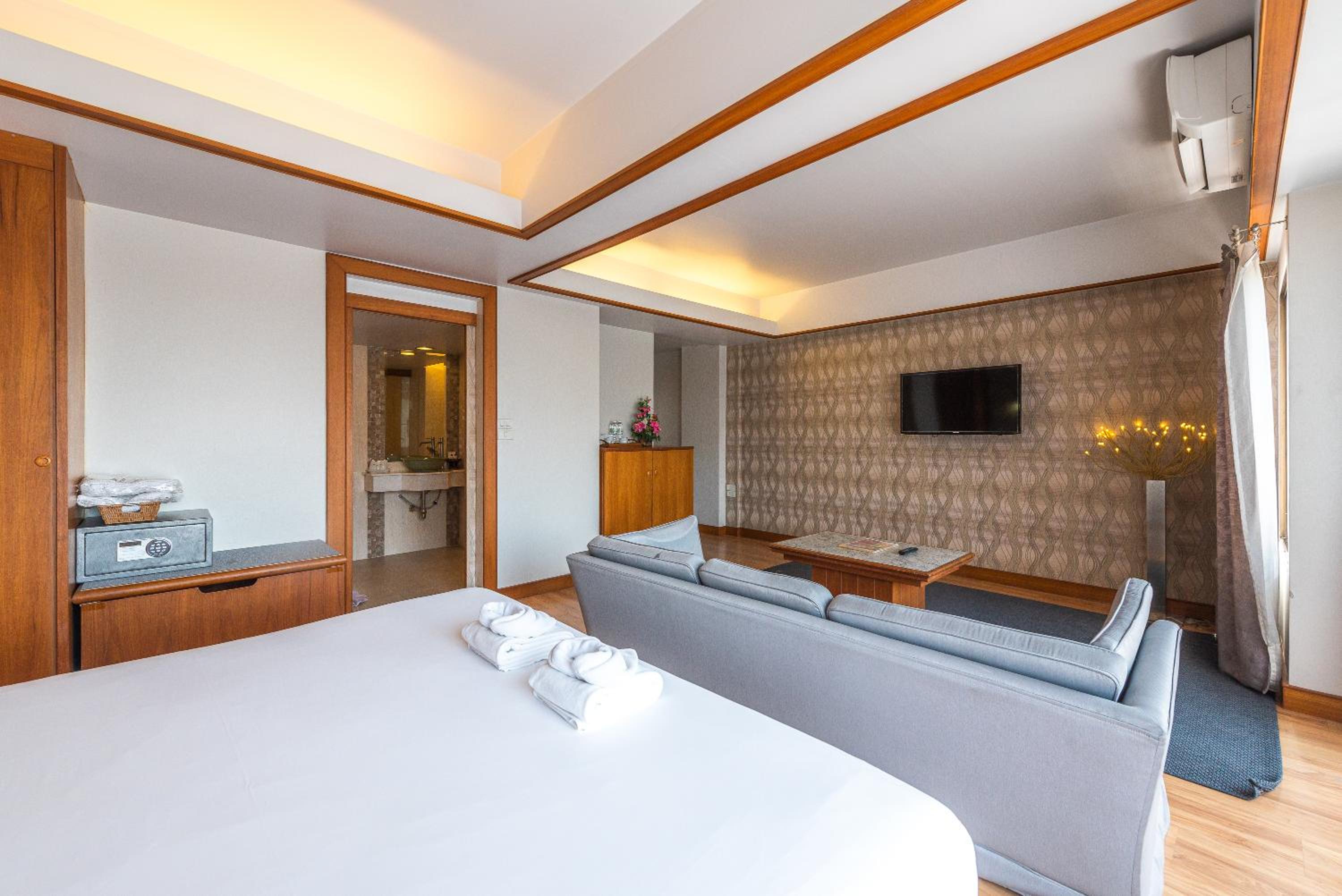 Executive Suite - Photo 5