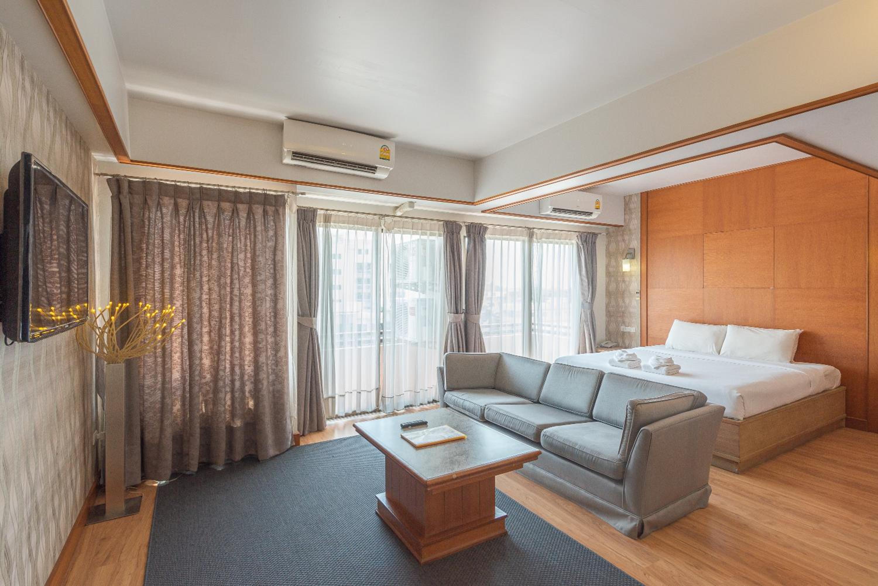Executive Suite - Photo 14