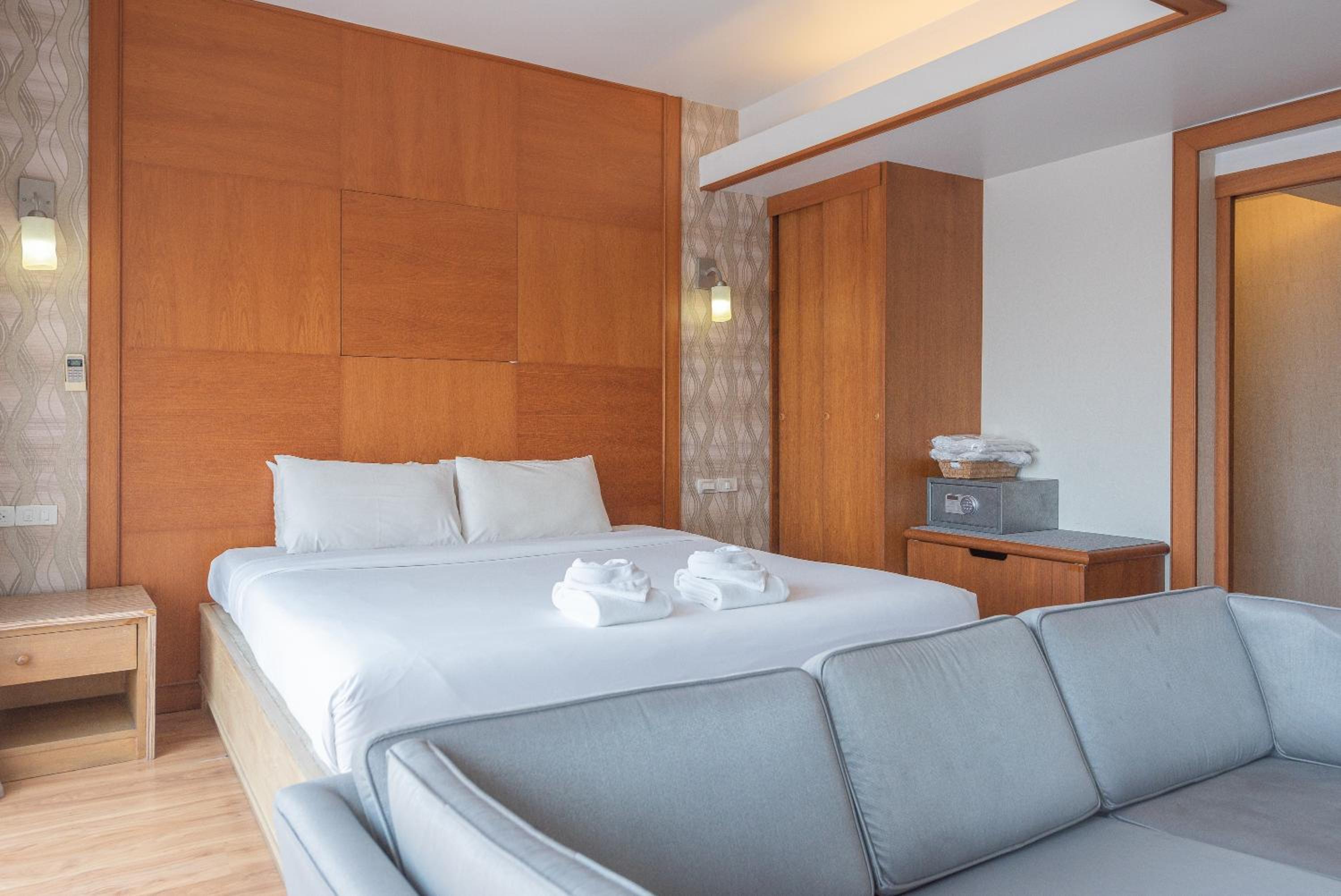 Executive Suite - Photo 2