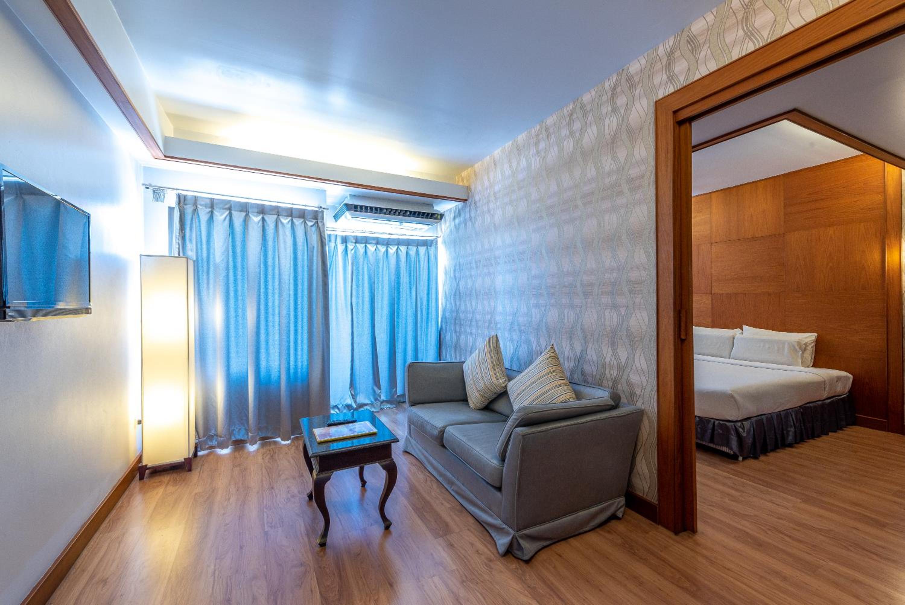Executive Suite - Photo 8