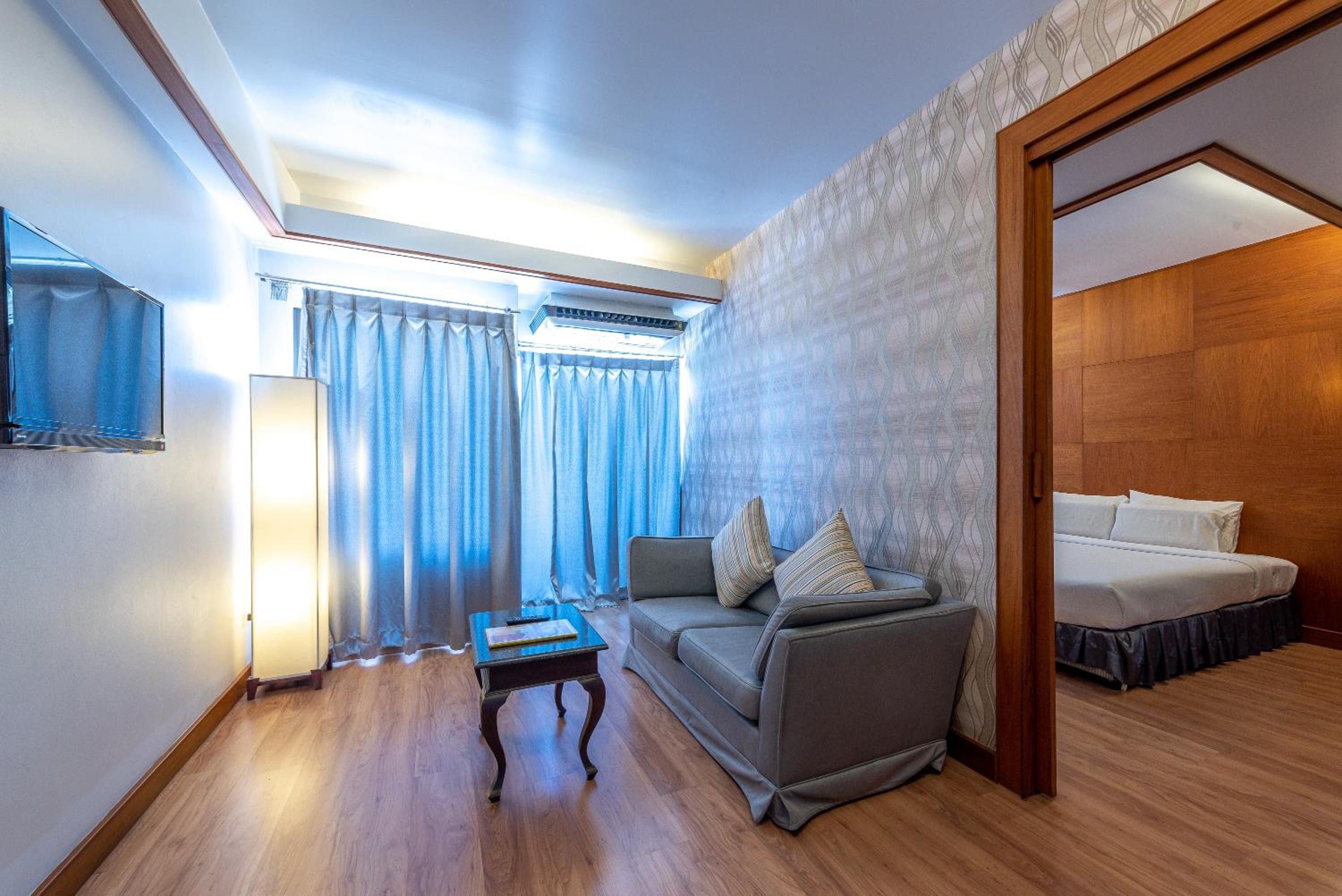 Executive Suite - Photo 12