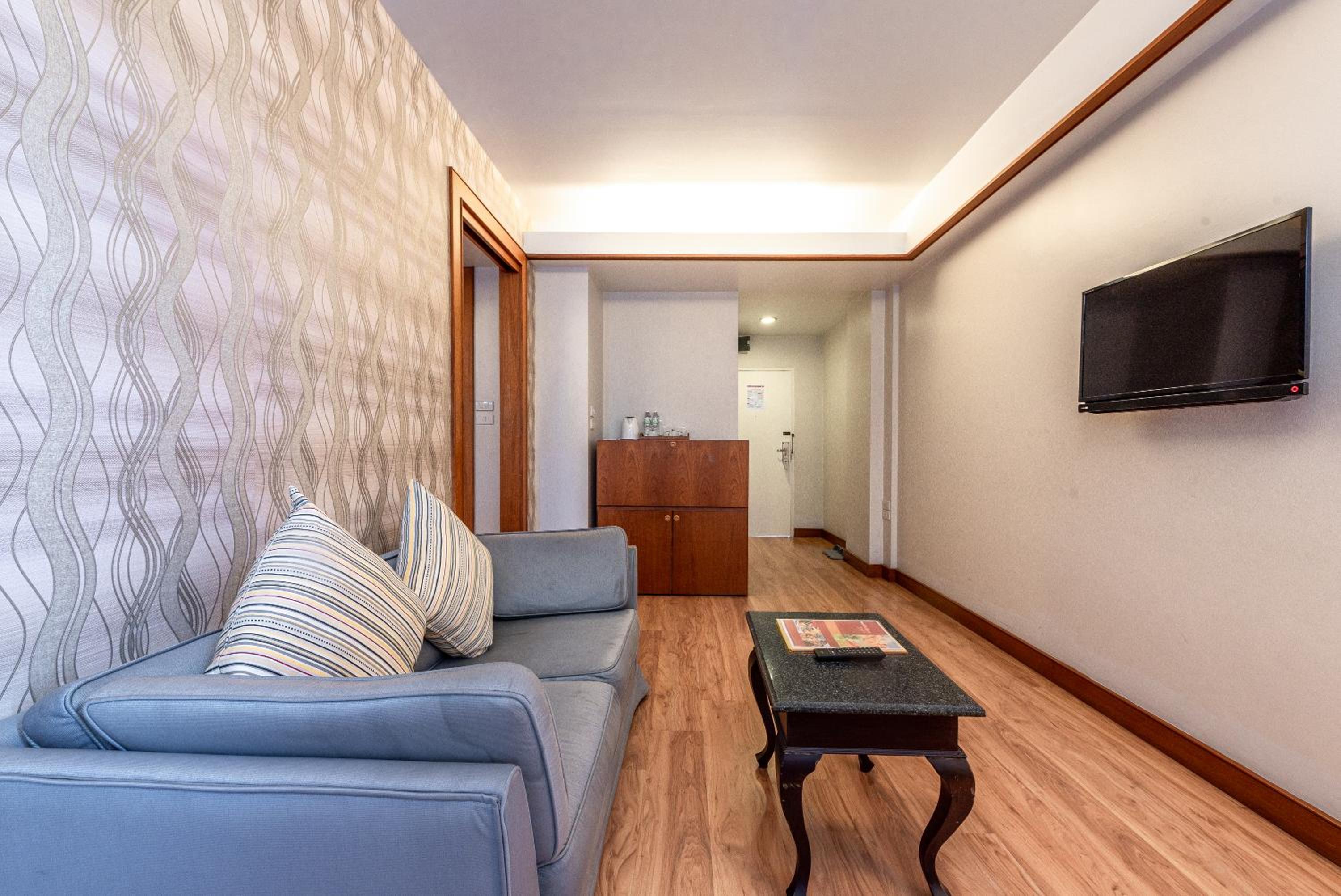 Executive Suite - Photo 13
