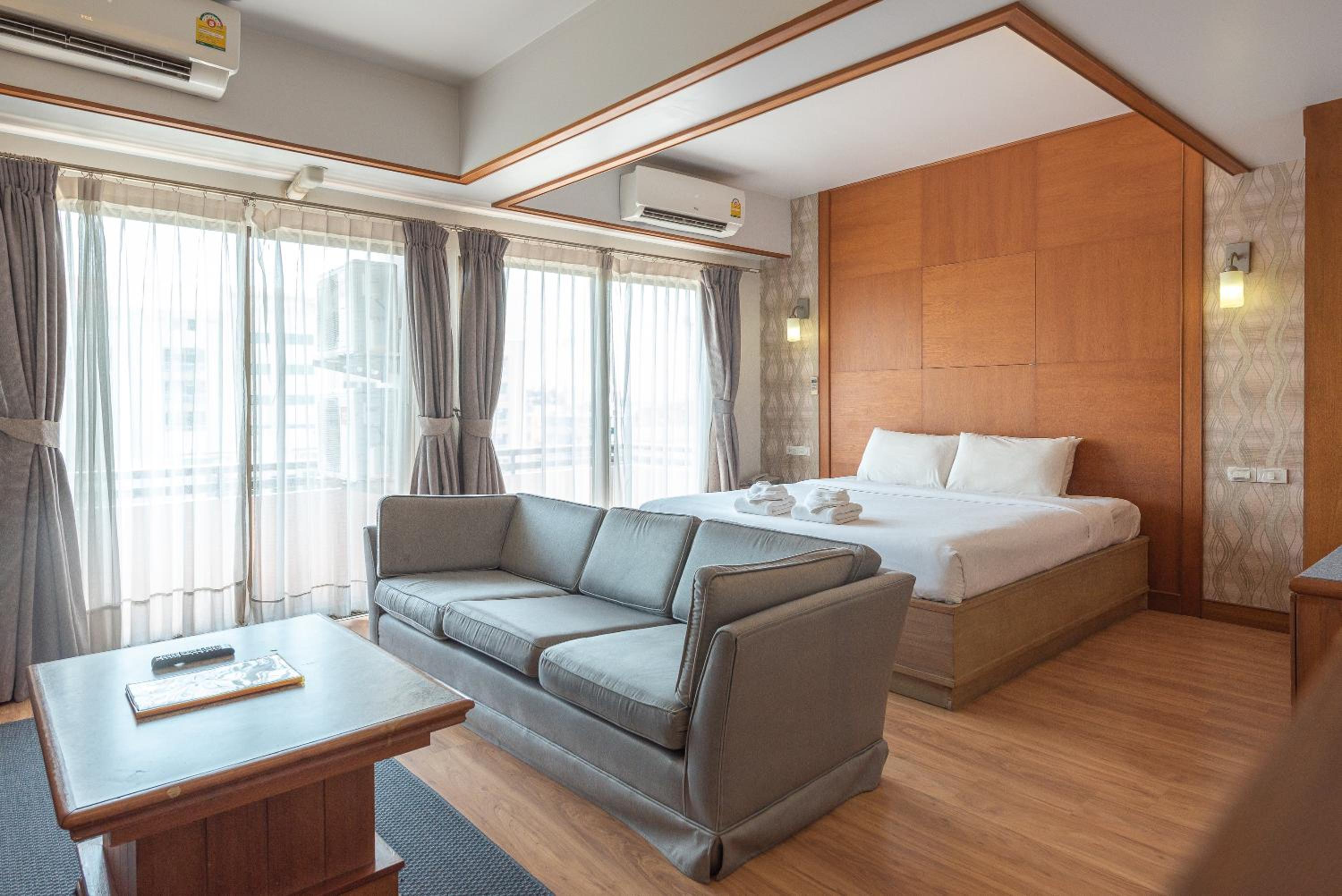 Executive Suite - Photo 1