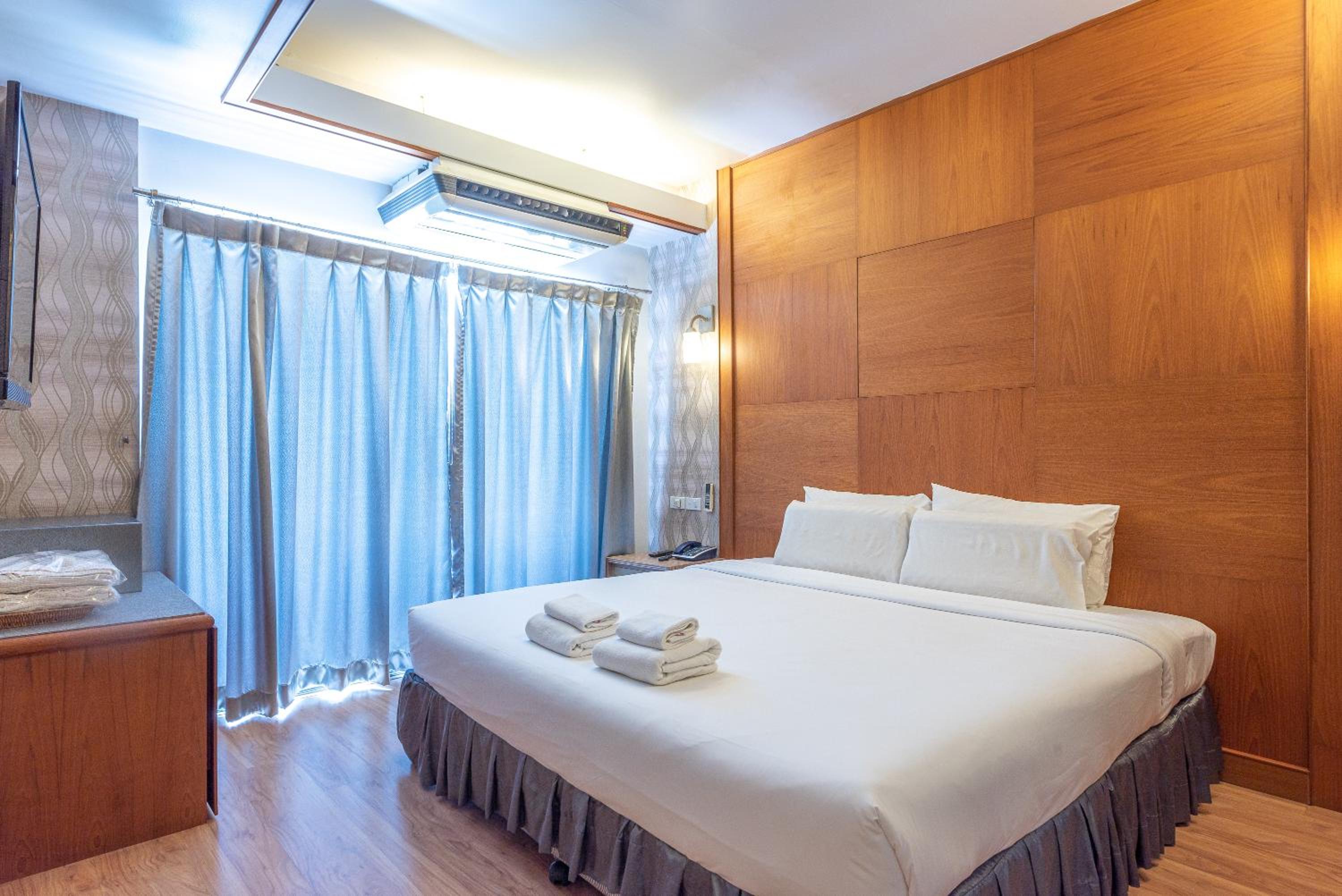 Executive Suite - Photo 9