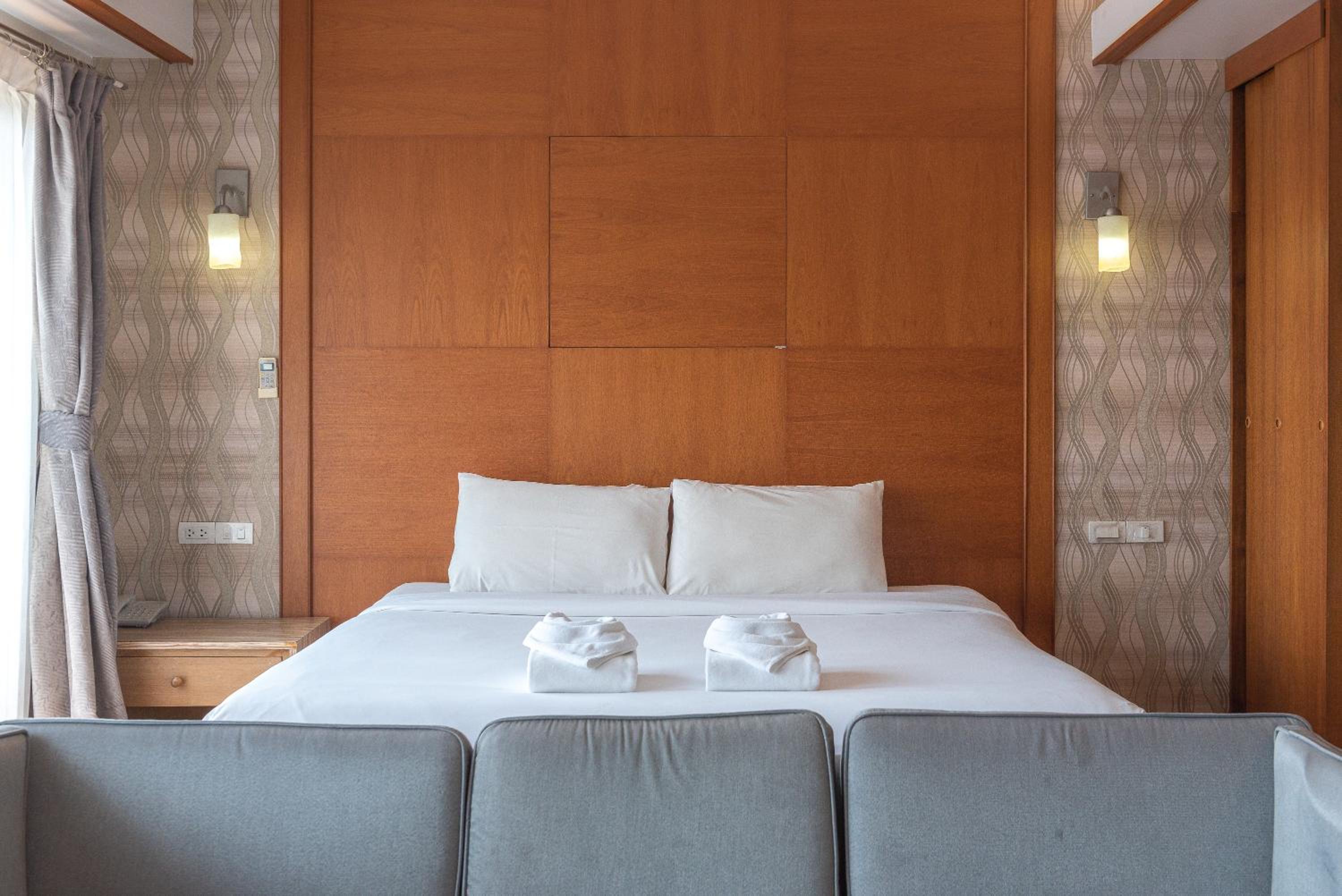 Executive Suite - Photo 3