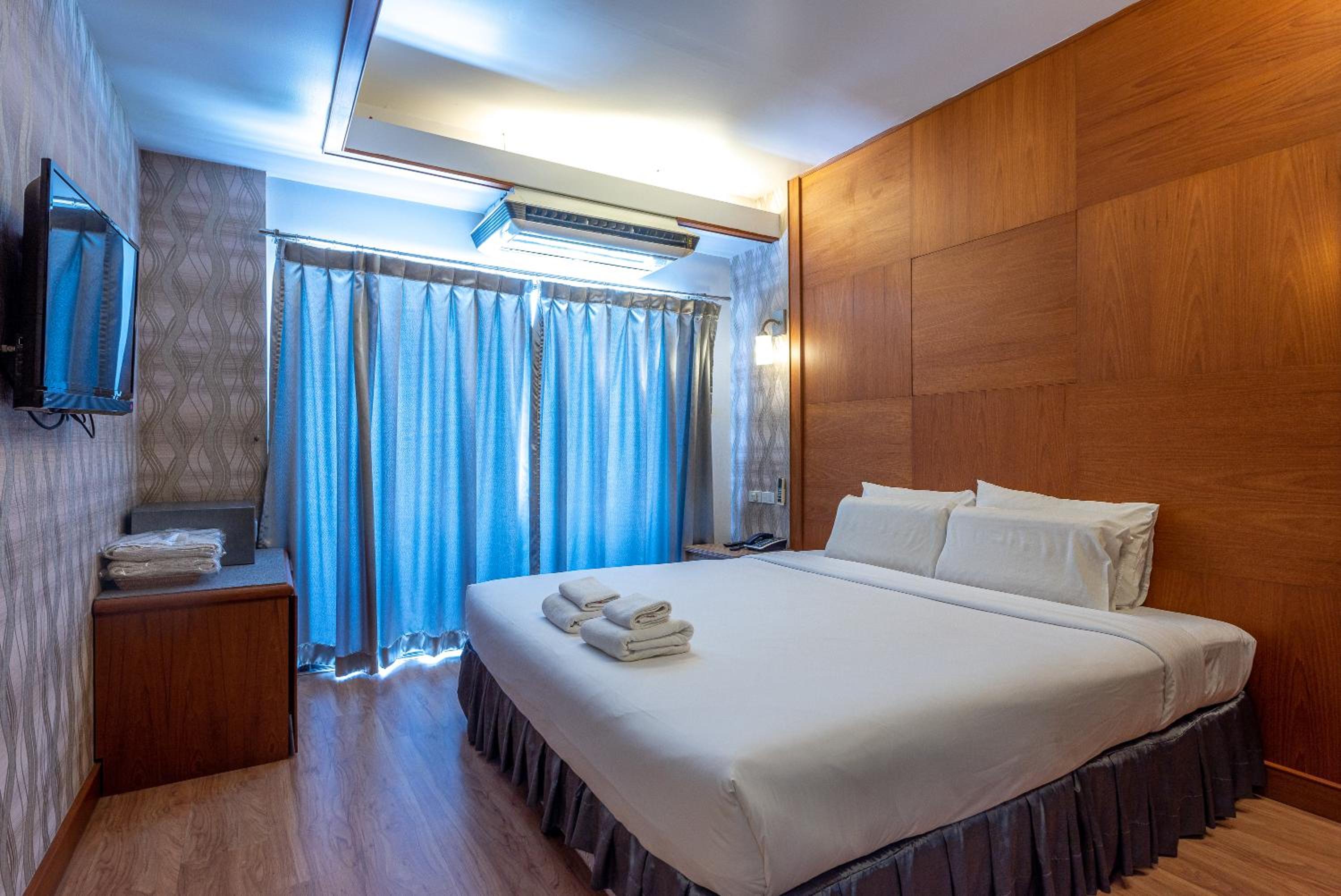 Executive Suite - Photo 7