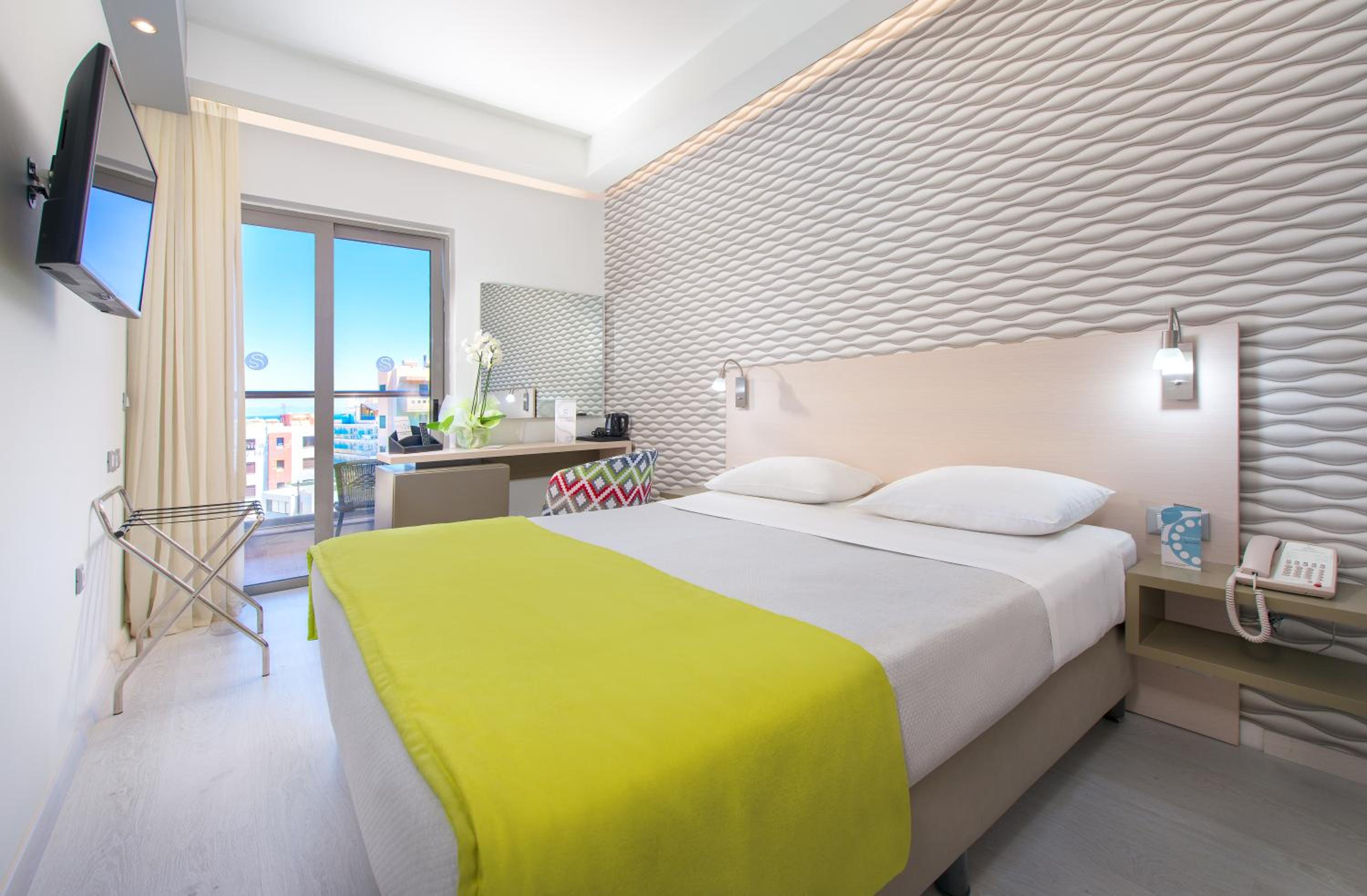Standard Room with Side Sea View - Photo 1