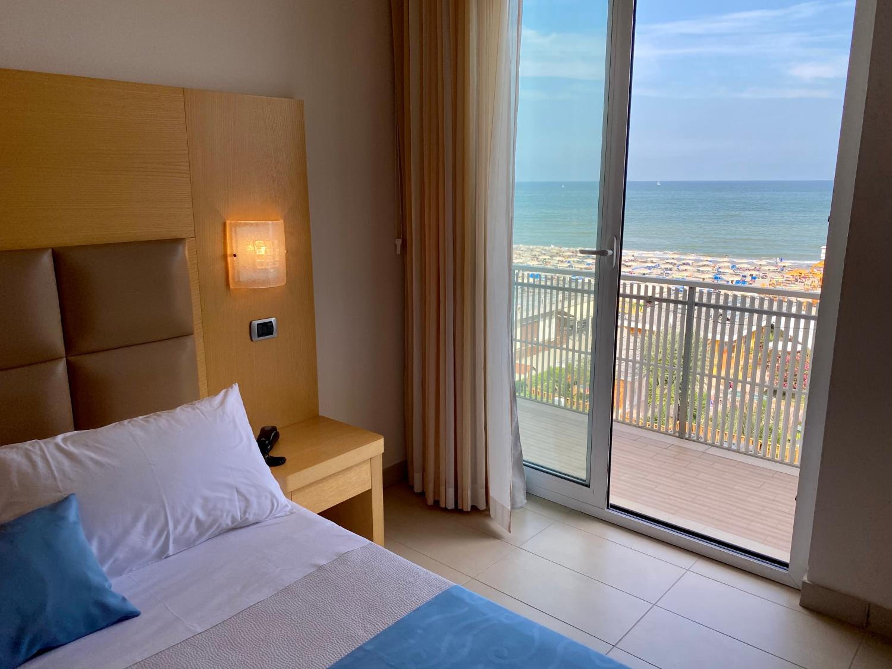 Deluxe Double or Twin Room with Sea View photo 2