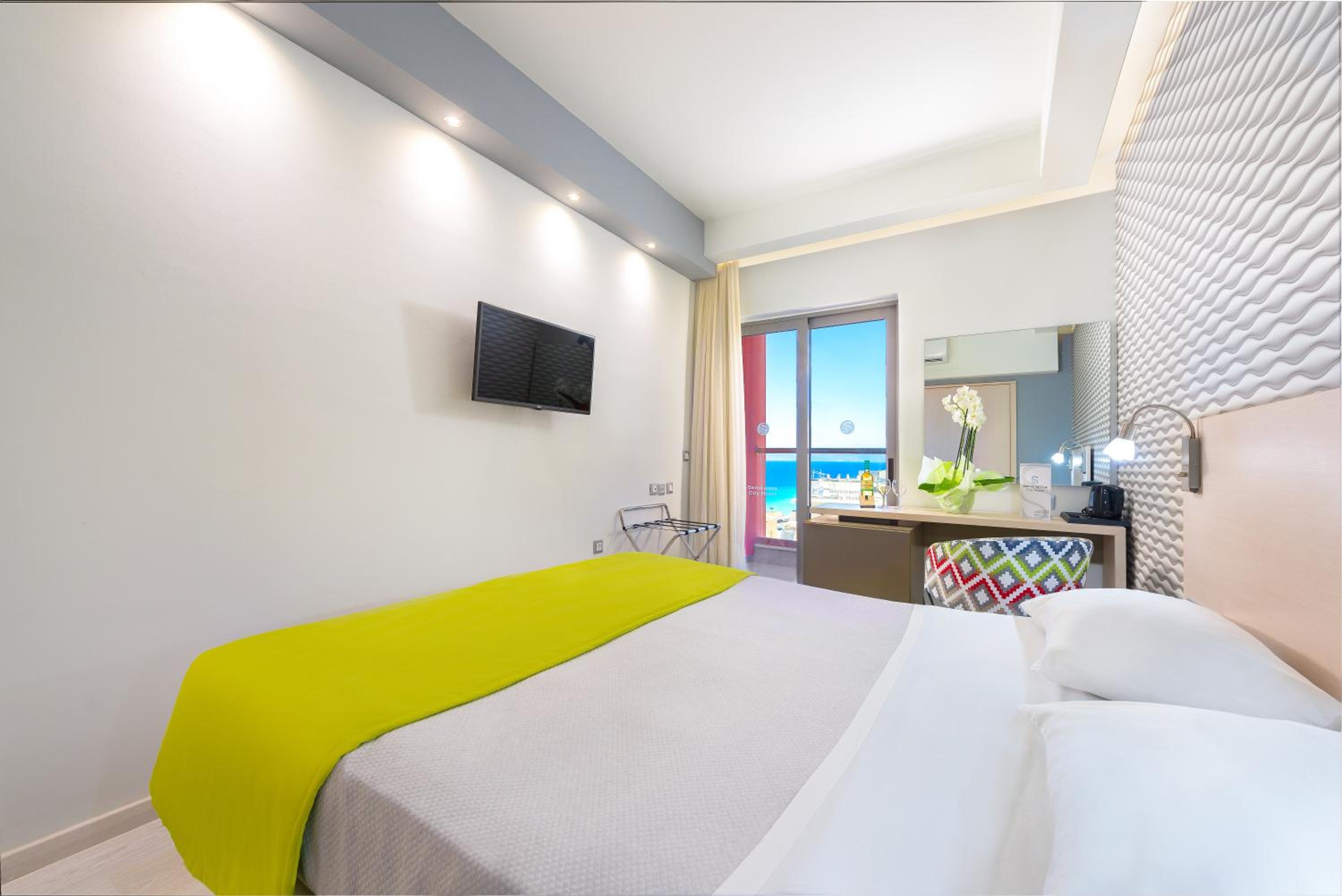 Standard Room with Sea View - Photo 3