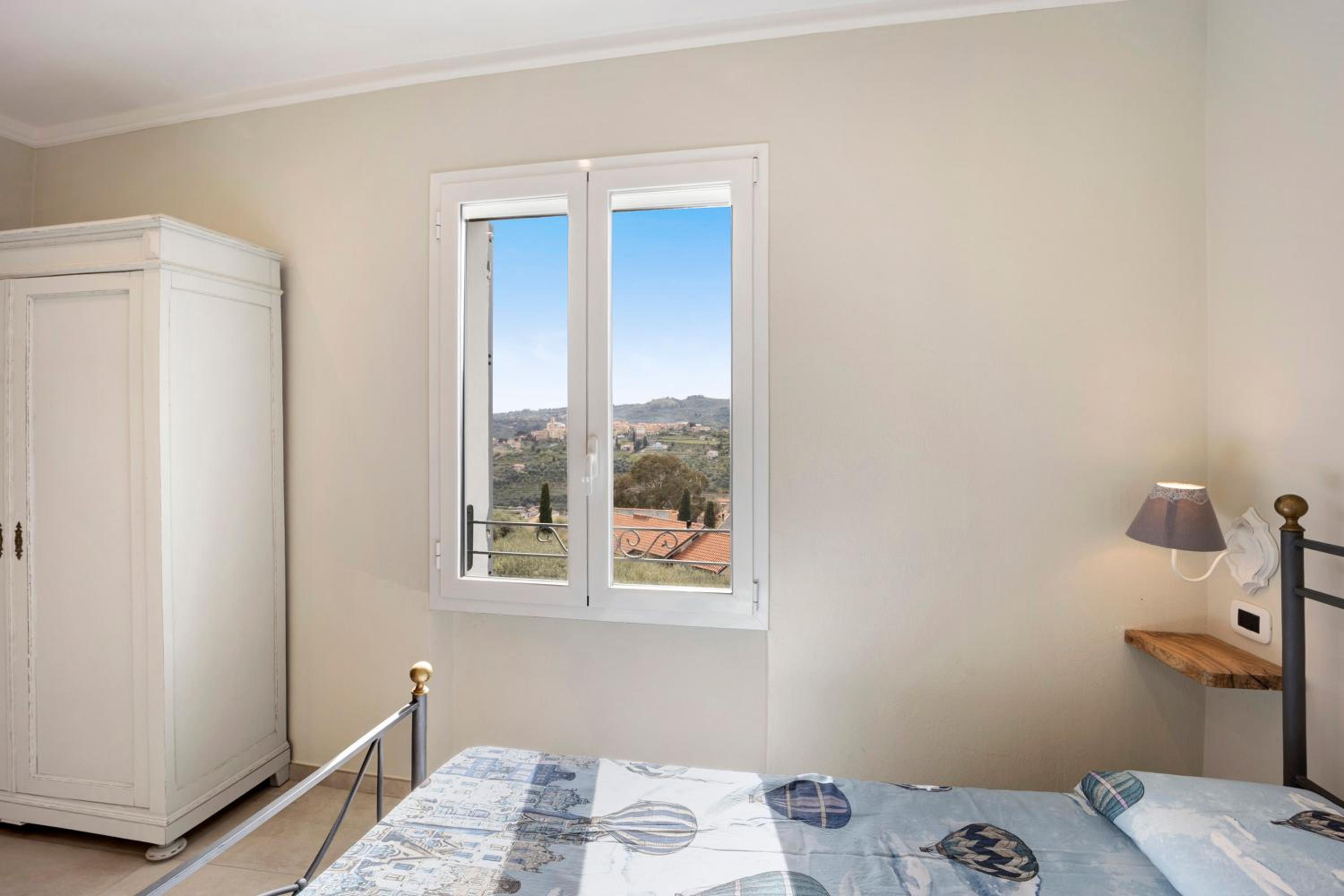 Three-Bedroom Apartment with Mountain View photo 1
