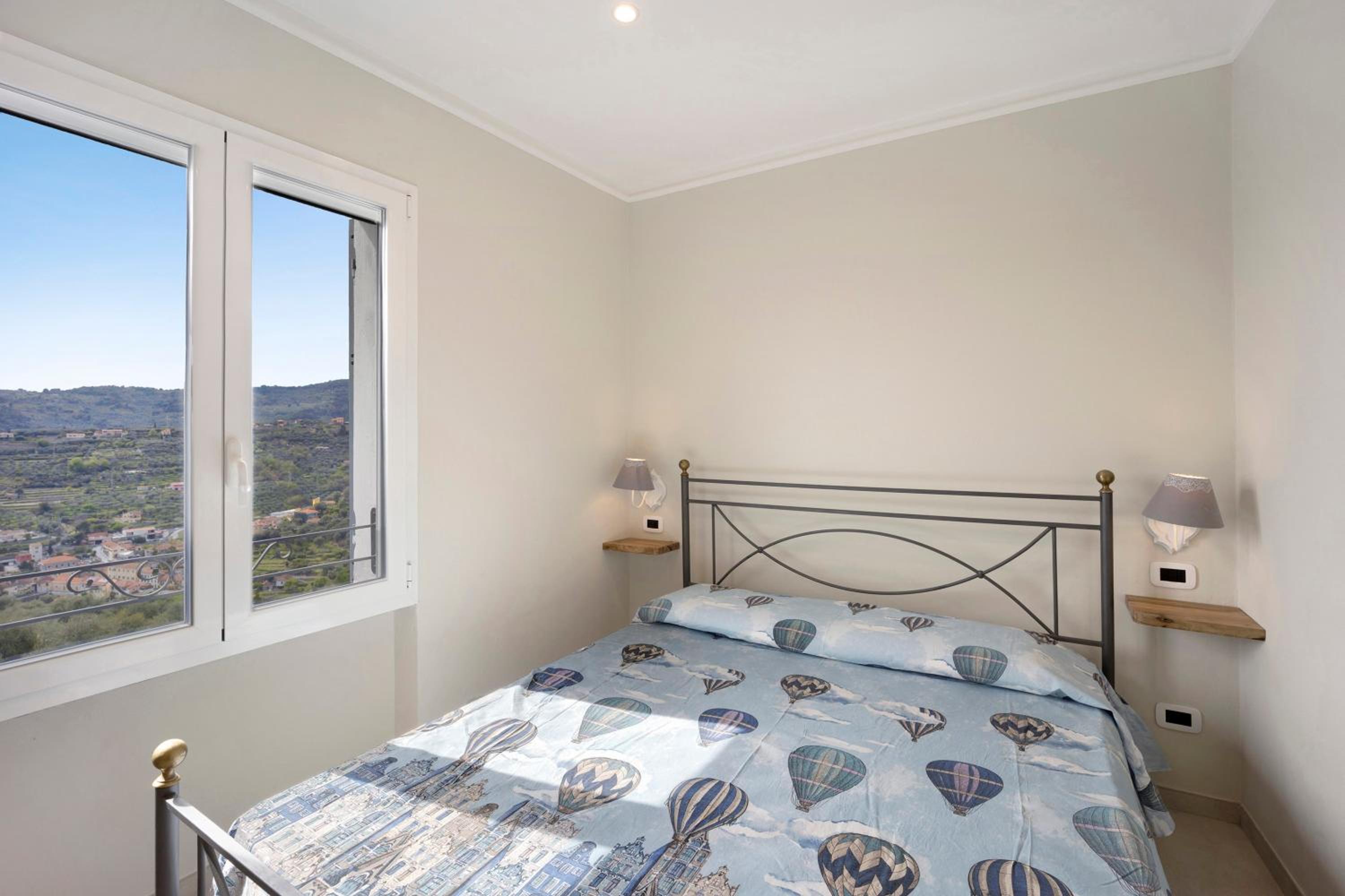 Three-Bedroom Apartment with Mountain View photo 3