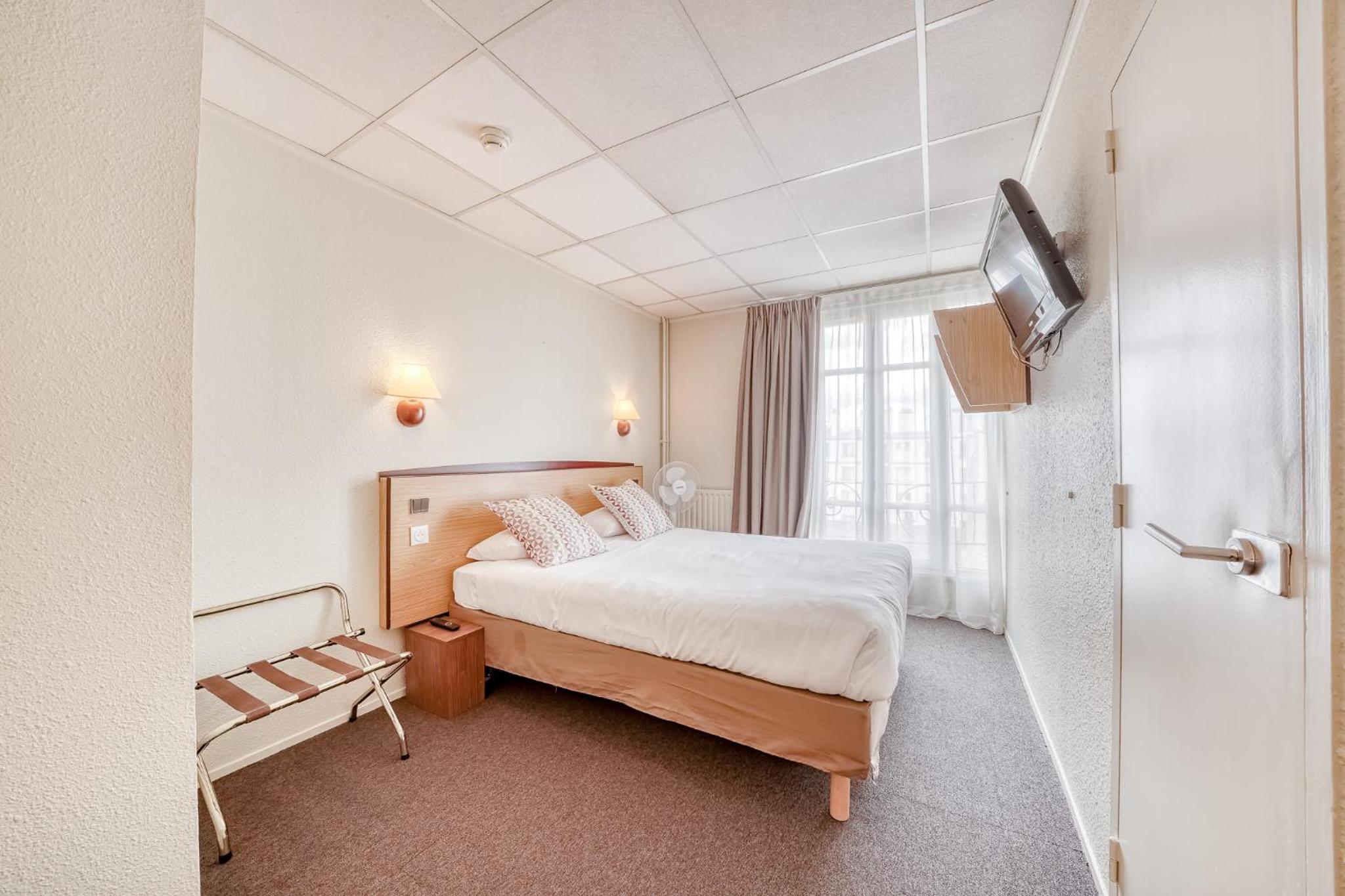 1 Double Bed 1 Junior Bed (Up To 10 Years)