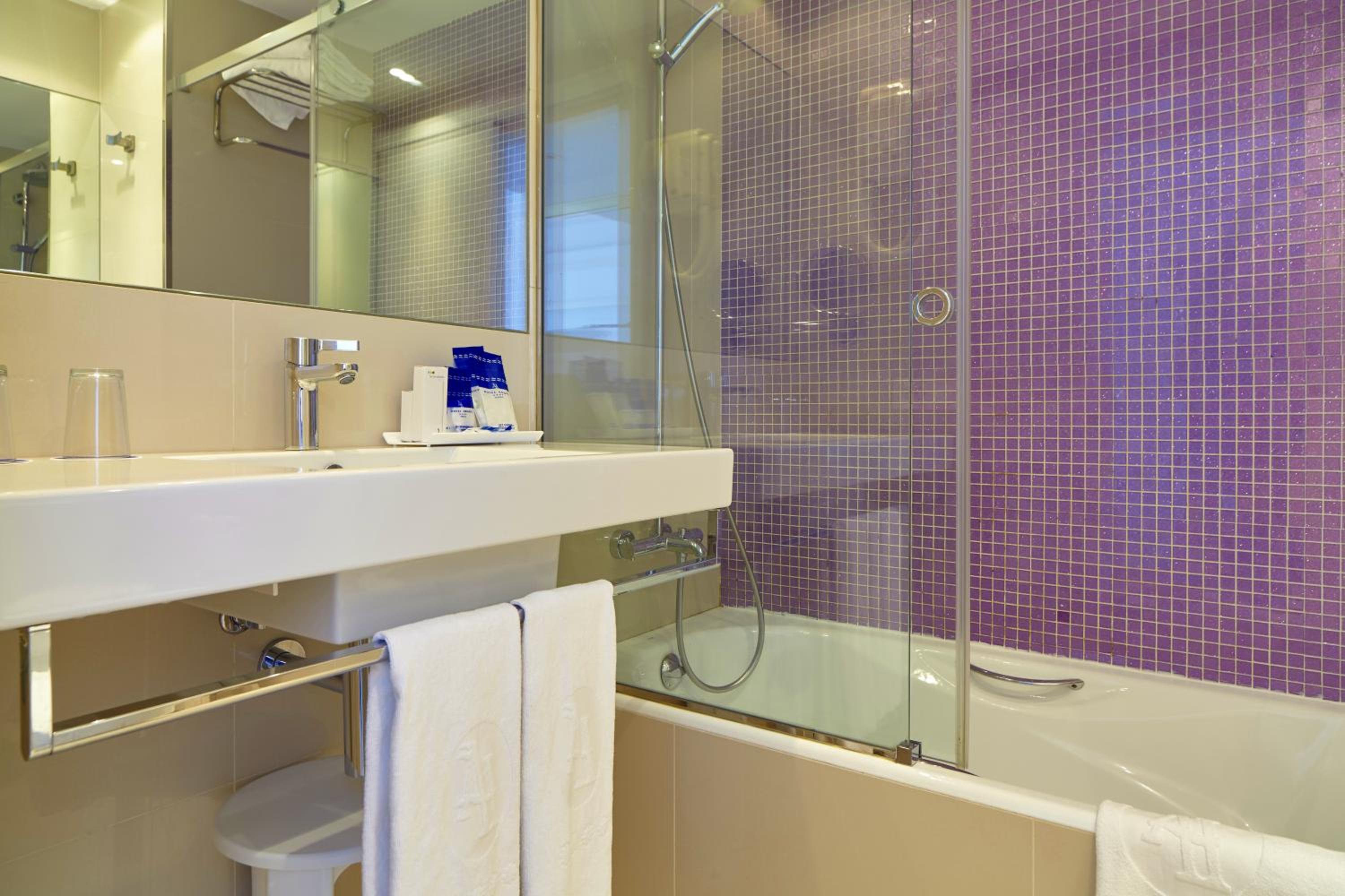 Double or Twin Room with Sea View - Photo 6