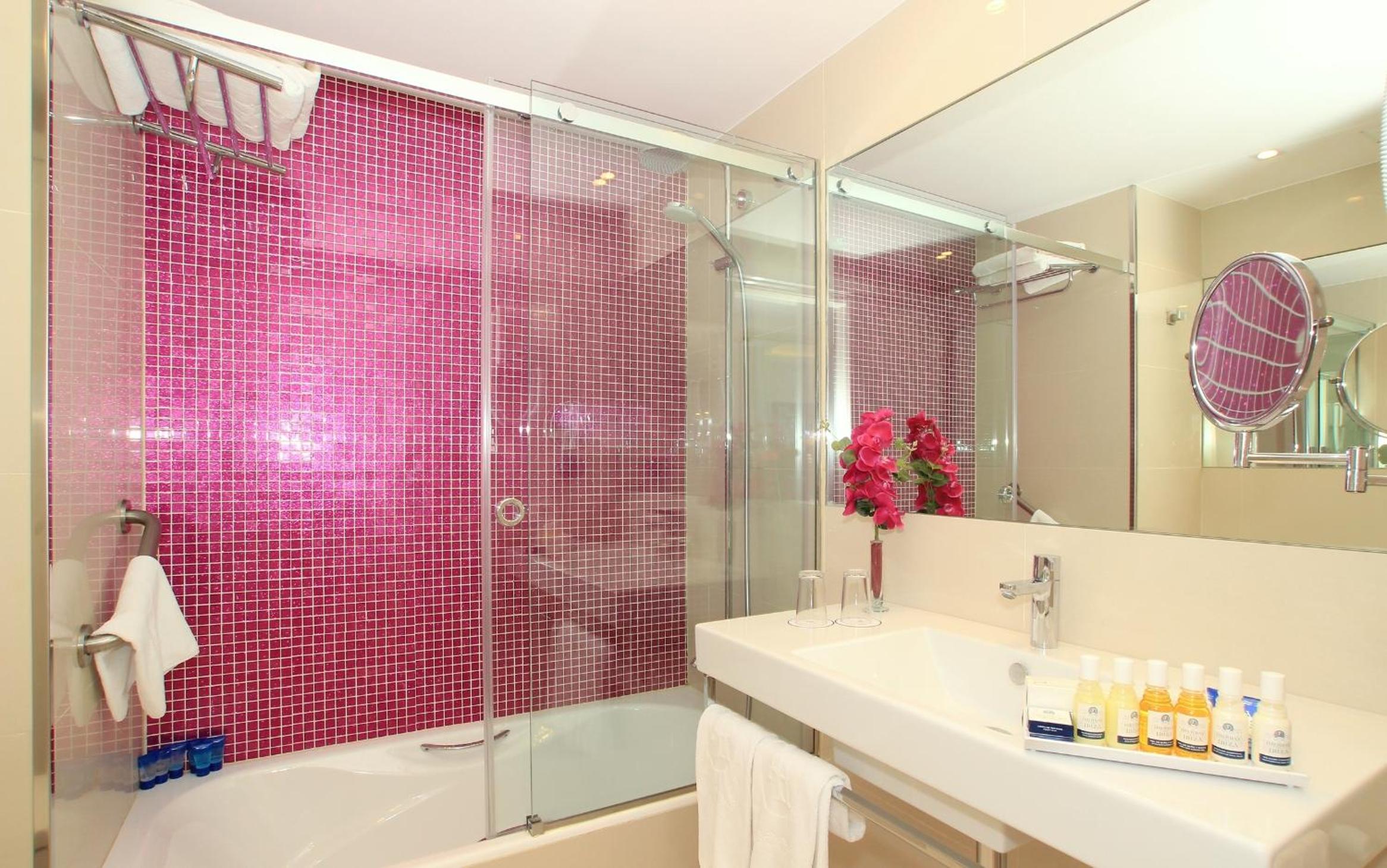Double or Twin Room with Street View - Photo 6