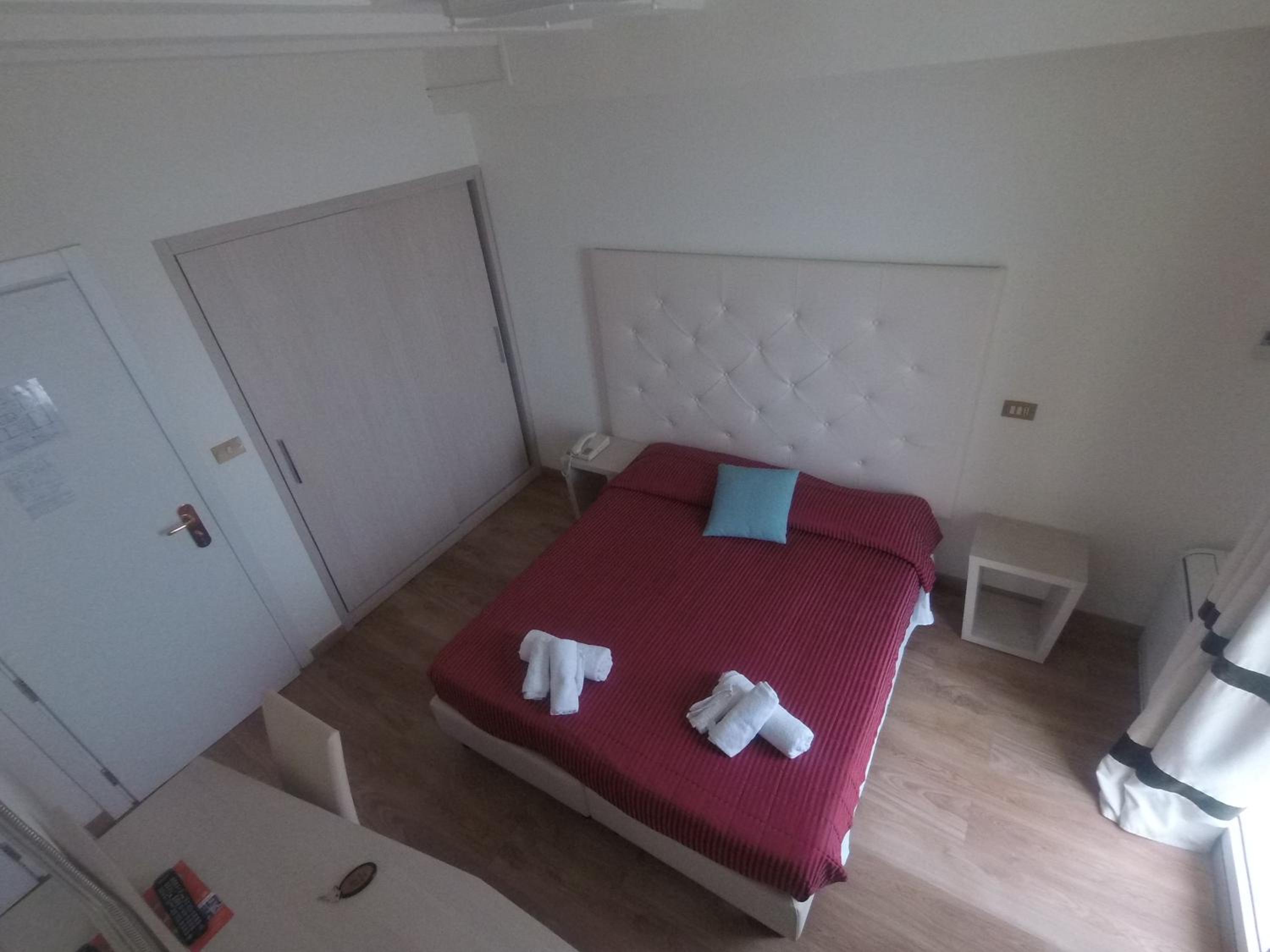 Double or Twin Room with Sea View - Photo 4