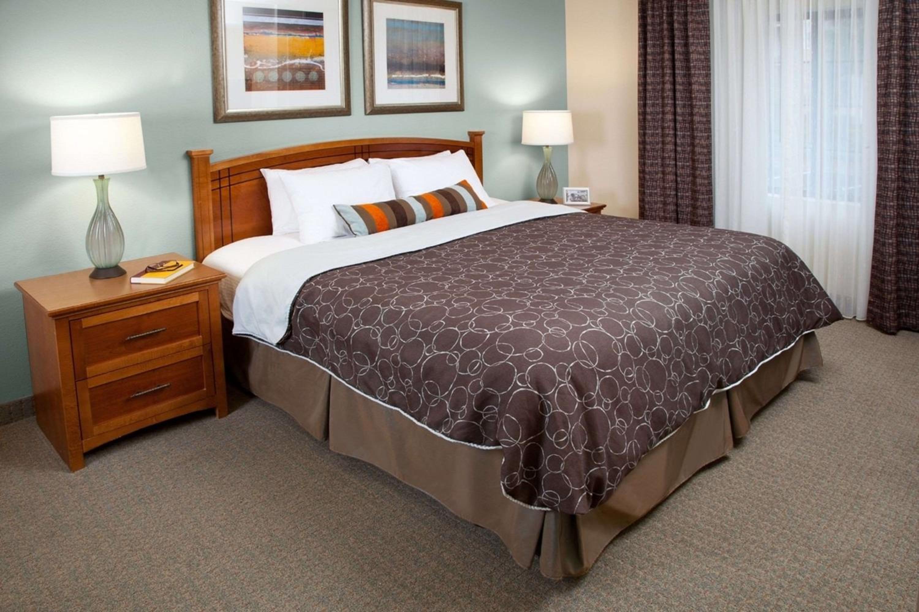 One-Bedroom Queen Suite
