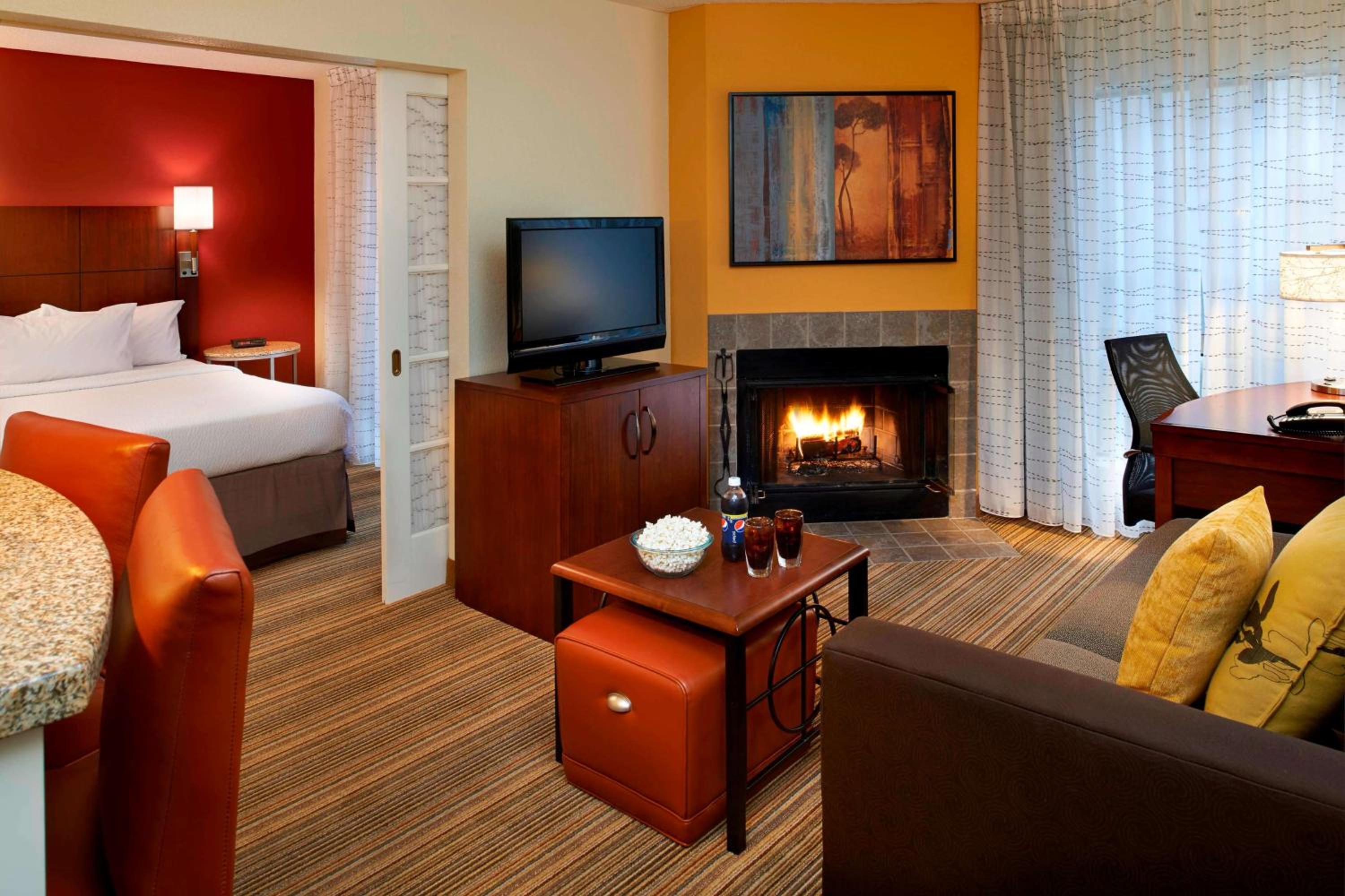 One Bedroom Queen Suite - Fireplace - Photo 1