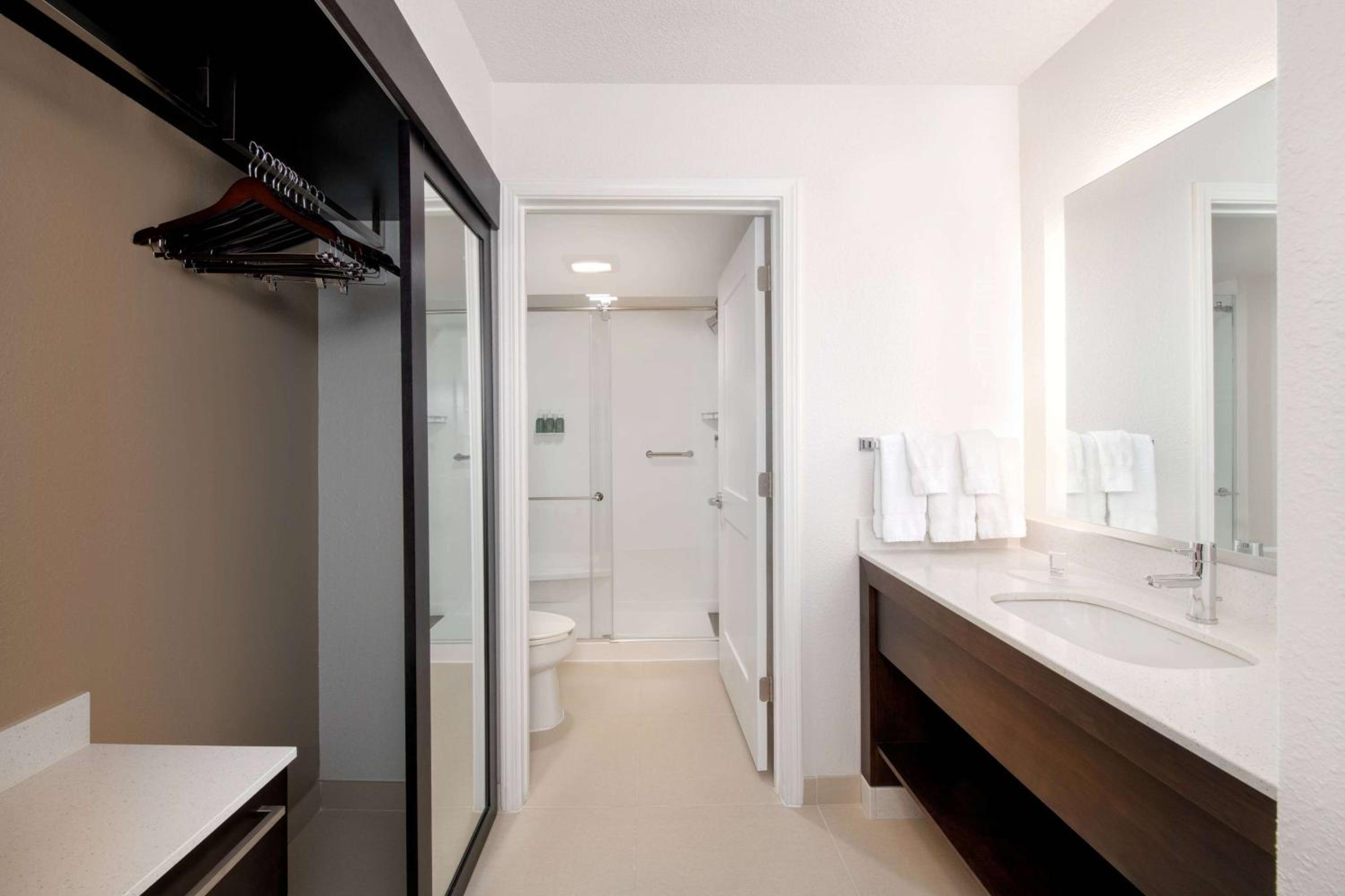 Hearing Accessible One Bedroom Suite King - Photo 5