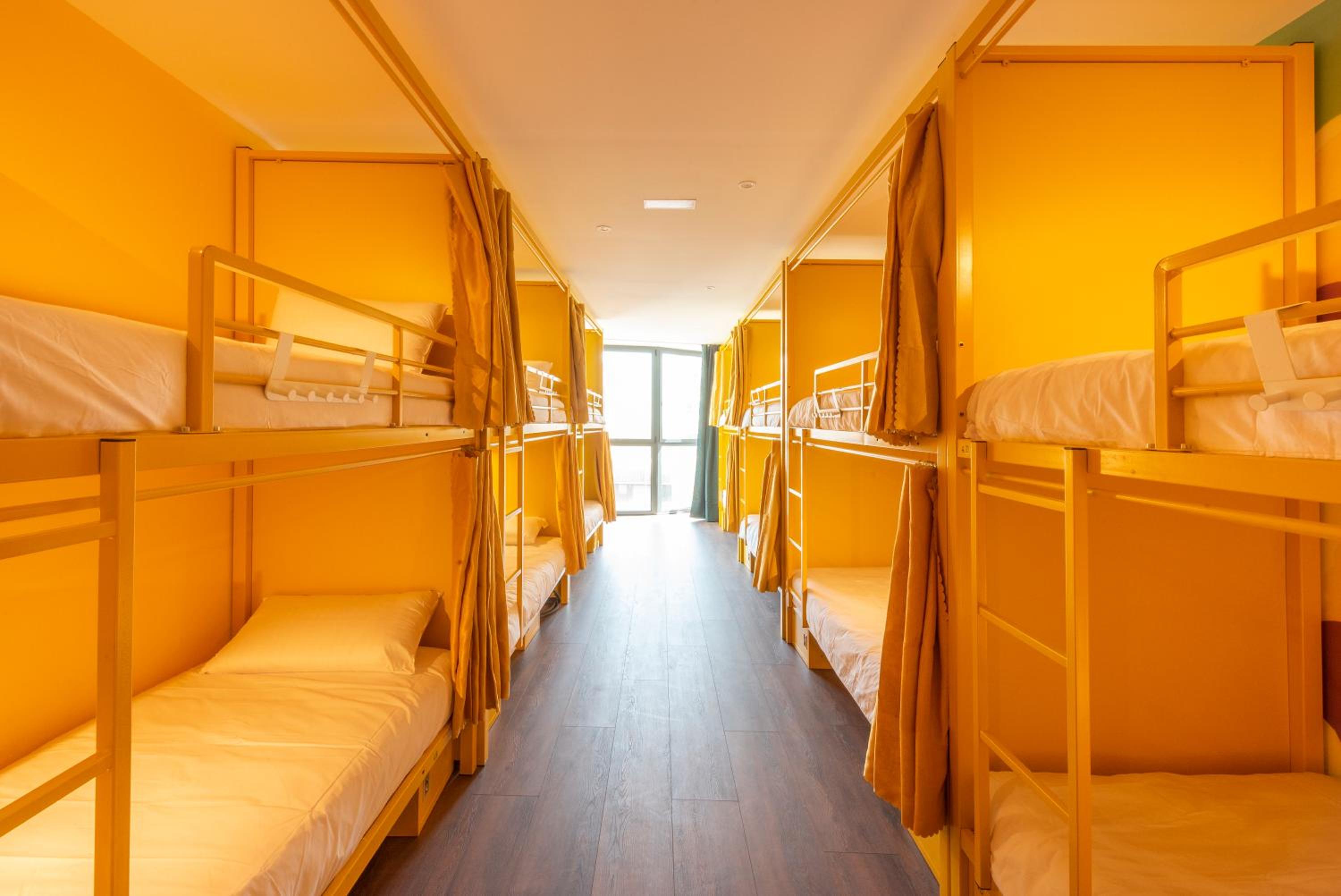 Cama individual en habitación compartida femenina