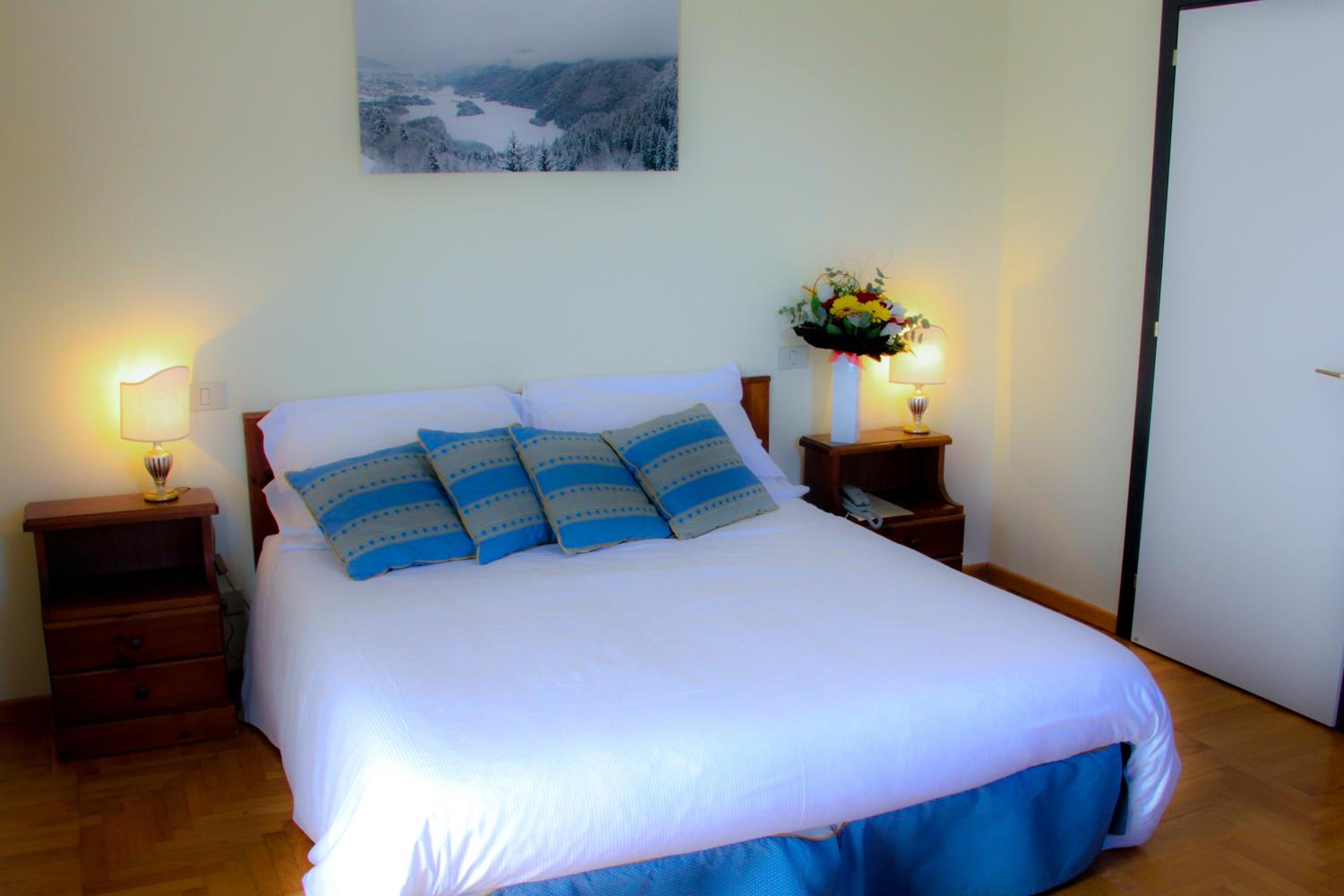 Double Room with Lake View - Photo 5