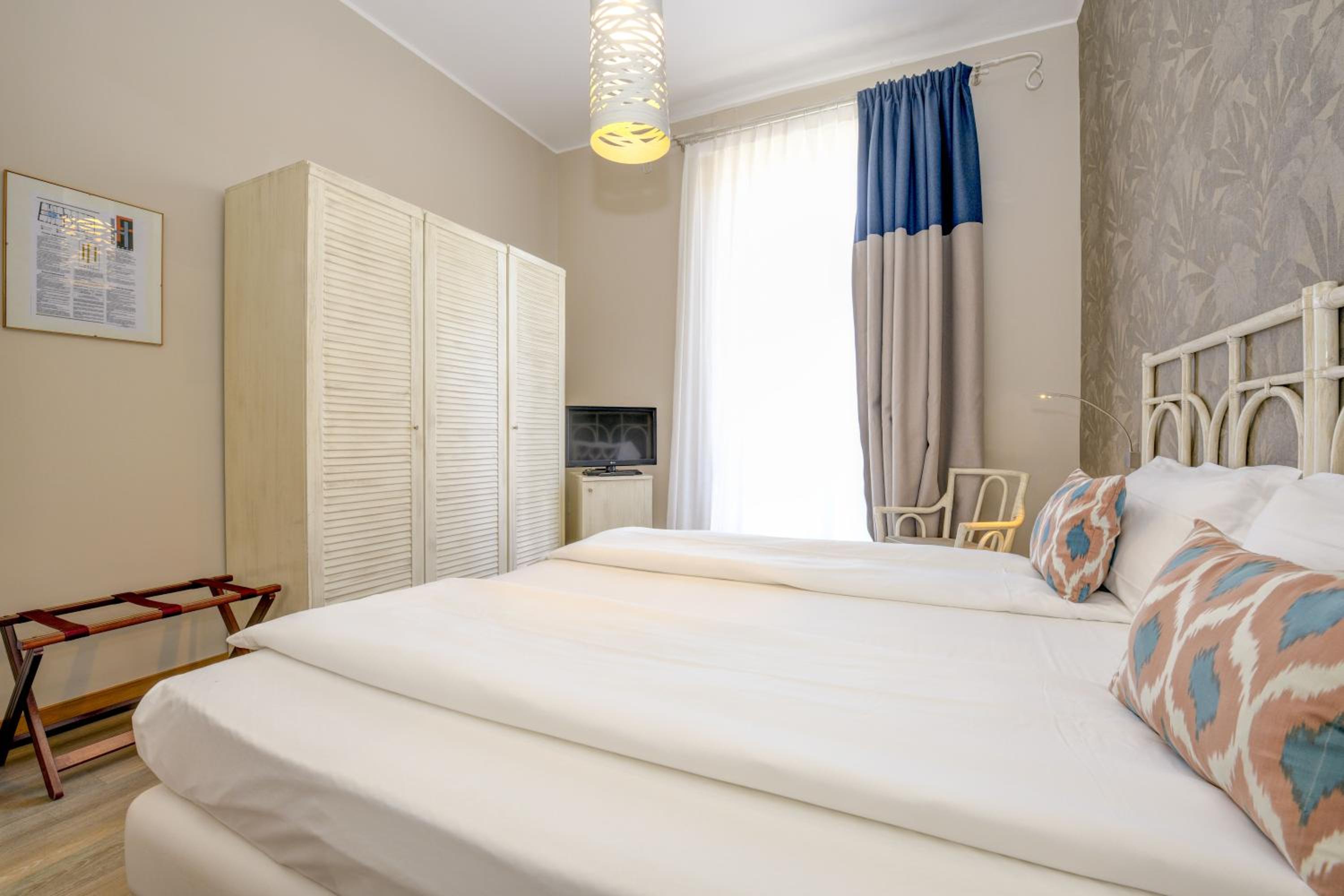 Standard Double or Twin Room - Photo 9