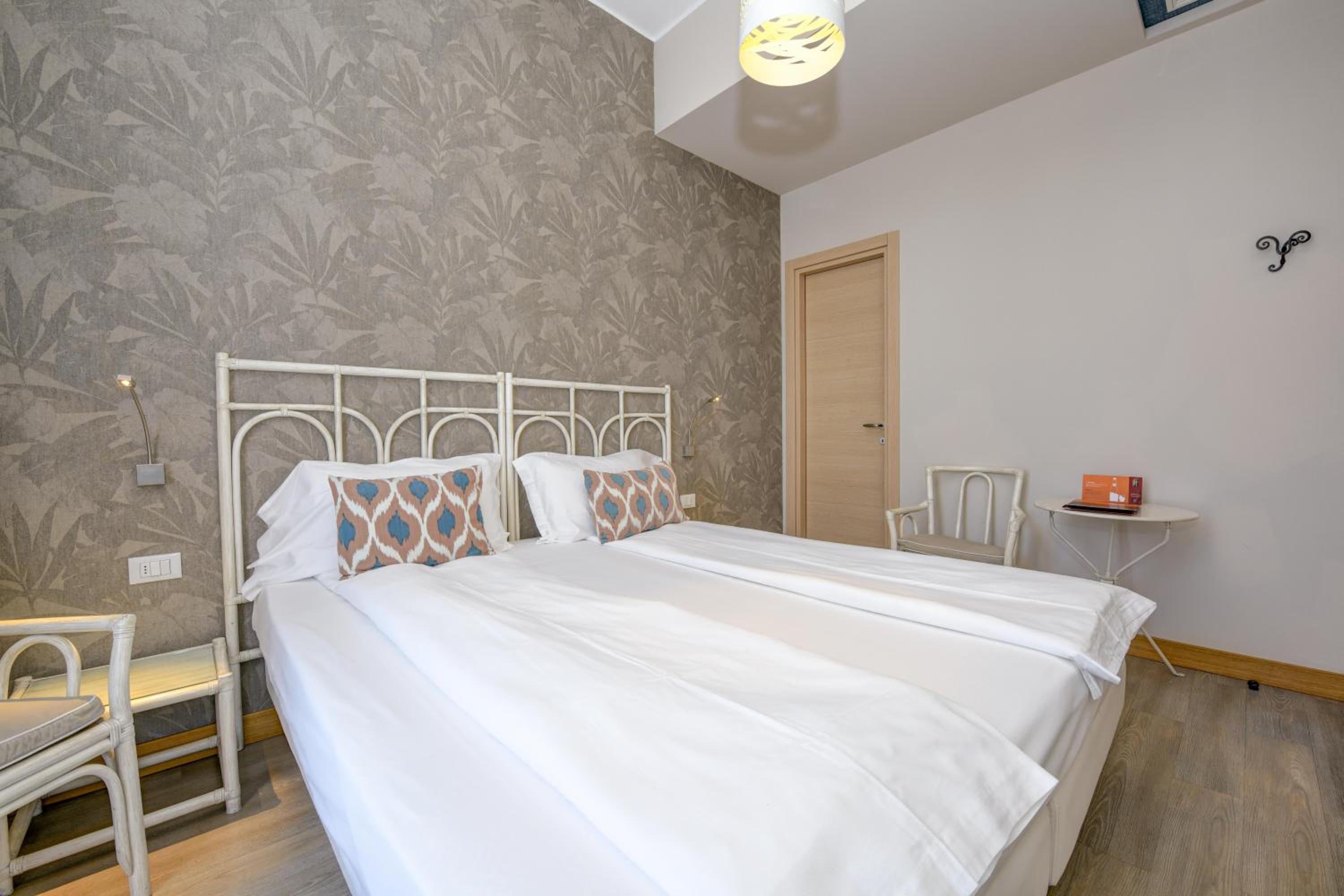 Standard Double or Twin Room - Photo 3