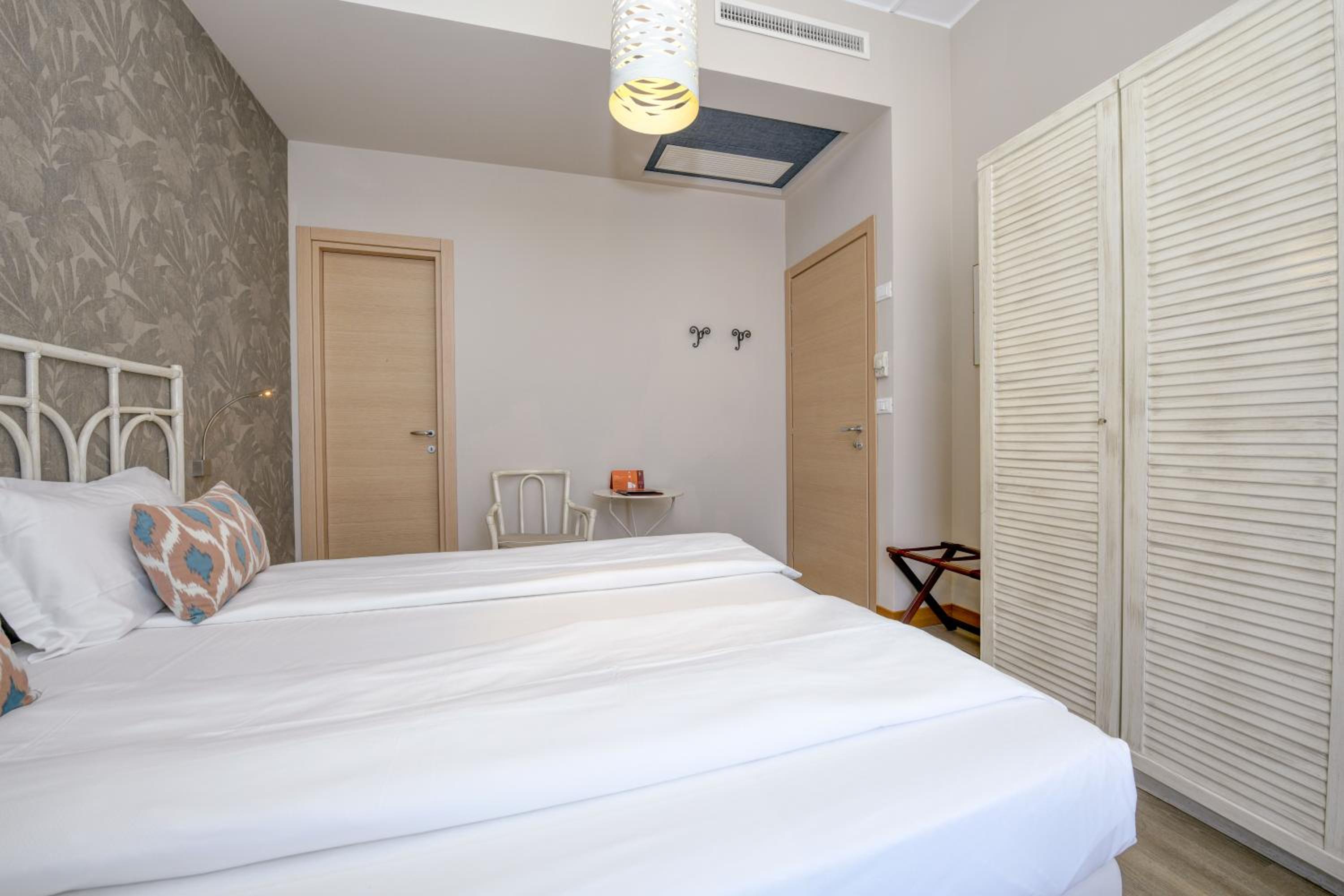 Standard Double or Twin Room - Photo 8