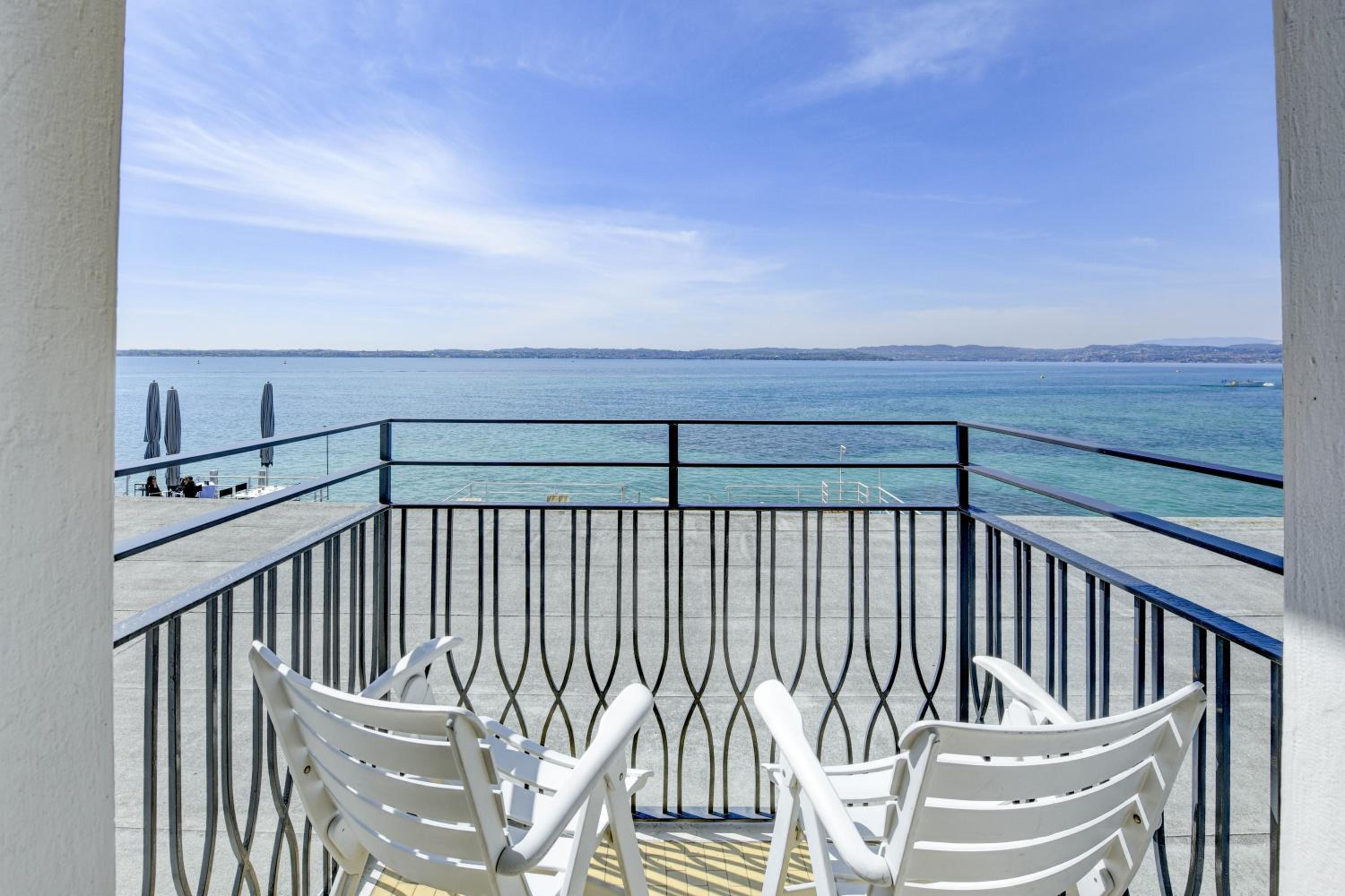 Deluxe Double Room with Lake View photo 3