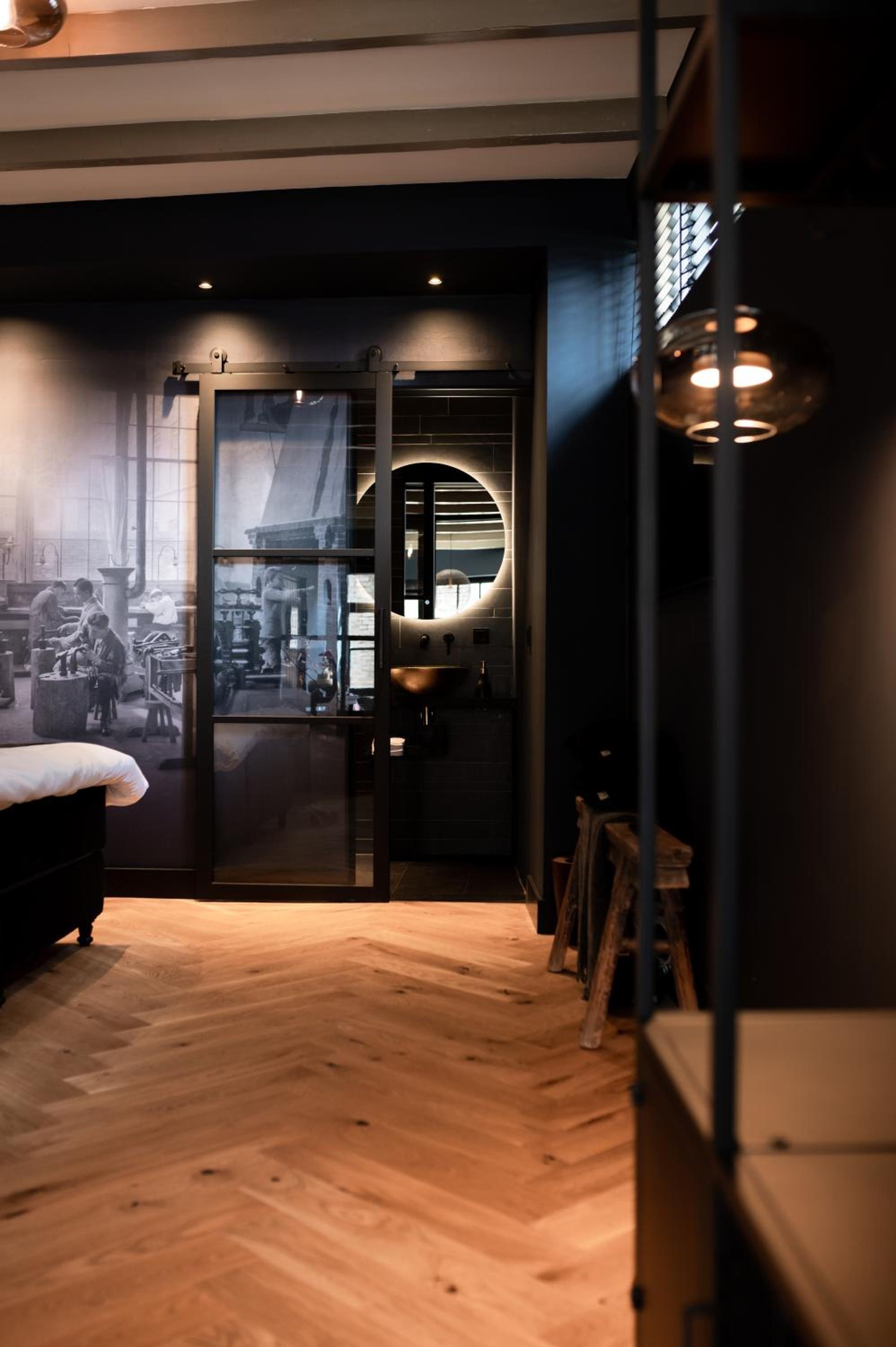Deluxe King Room - Photo 2