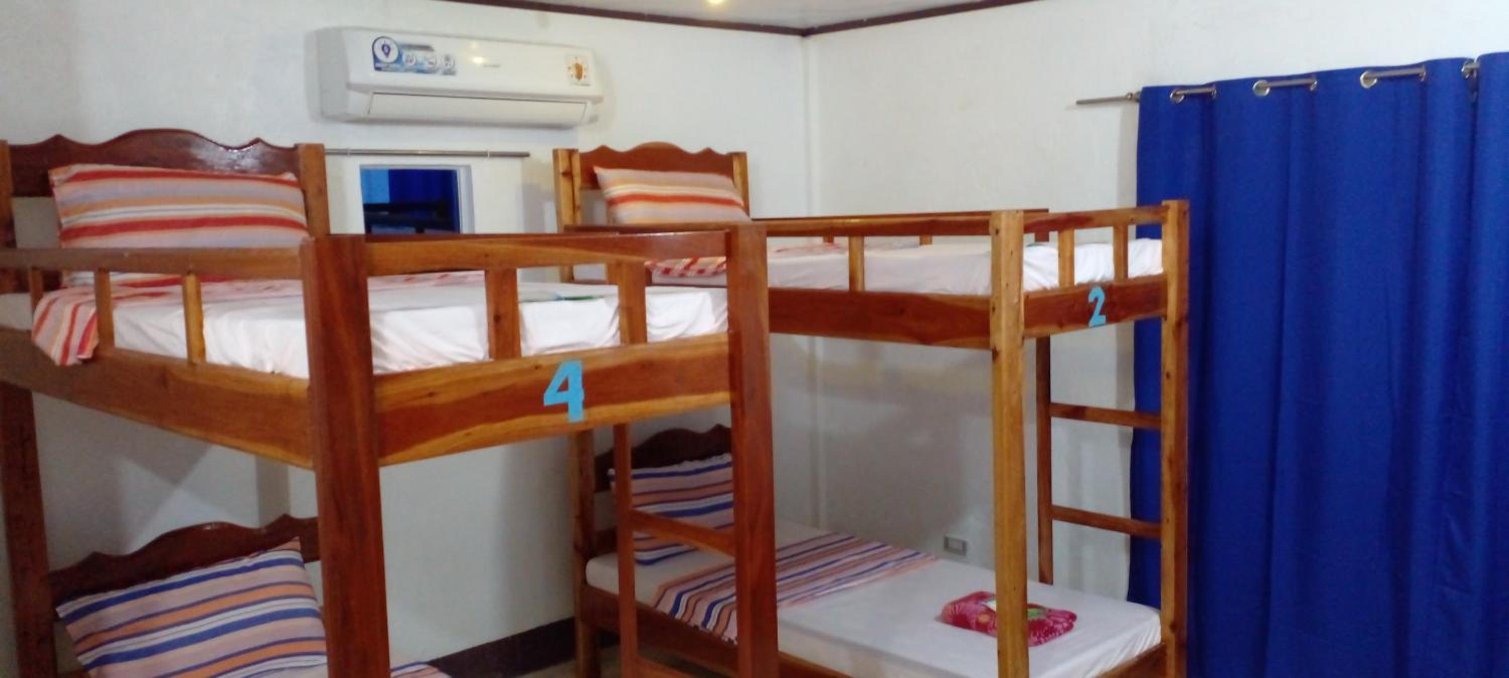 Economy Quadruple Room - Photo 10